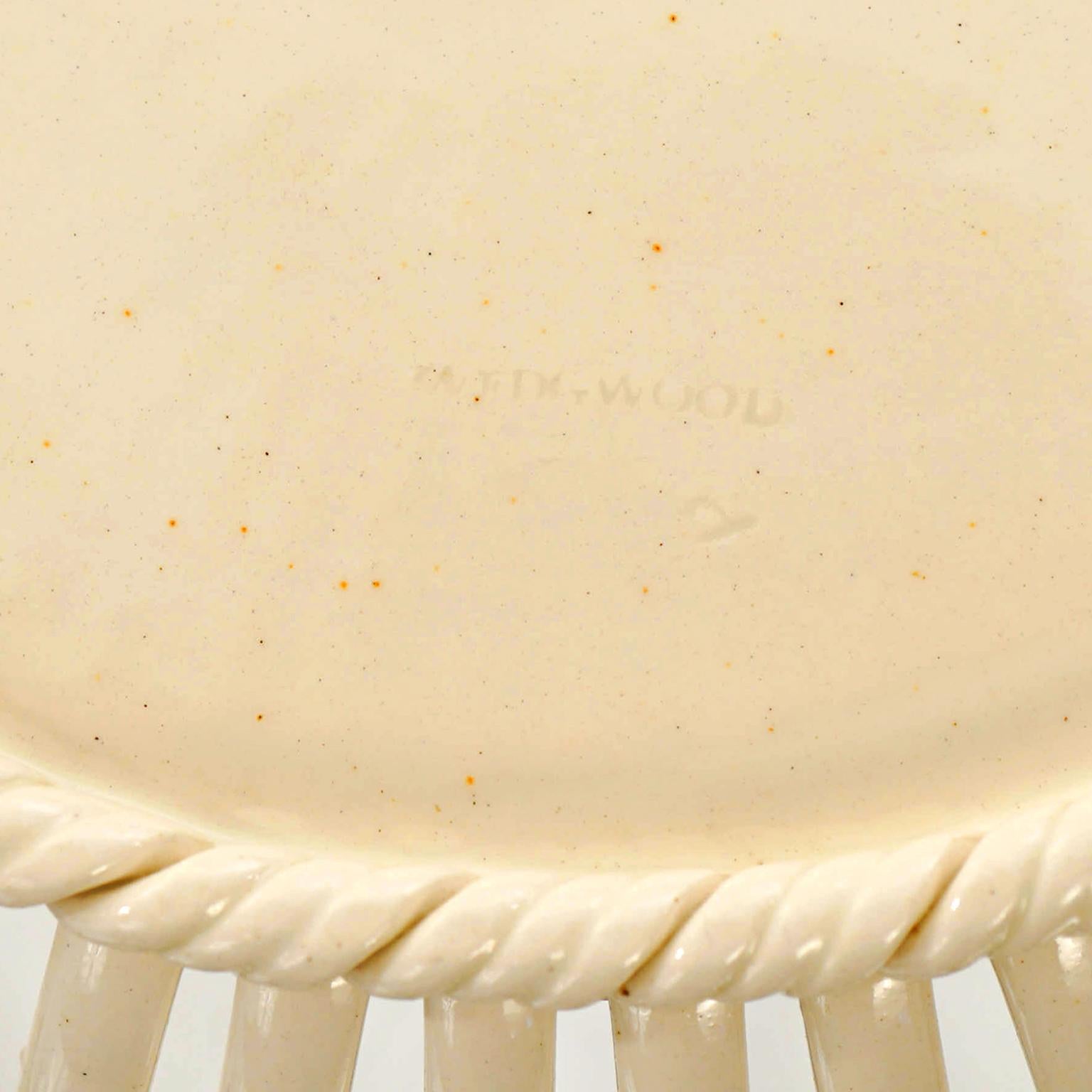 Fin du XVIIIe siècle Paire de paniers et sous-assiettes Wedgwood en faïence de châtaignier couleur crème en vente