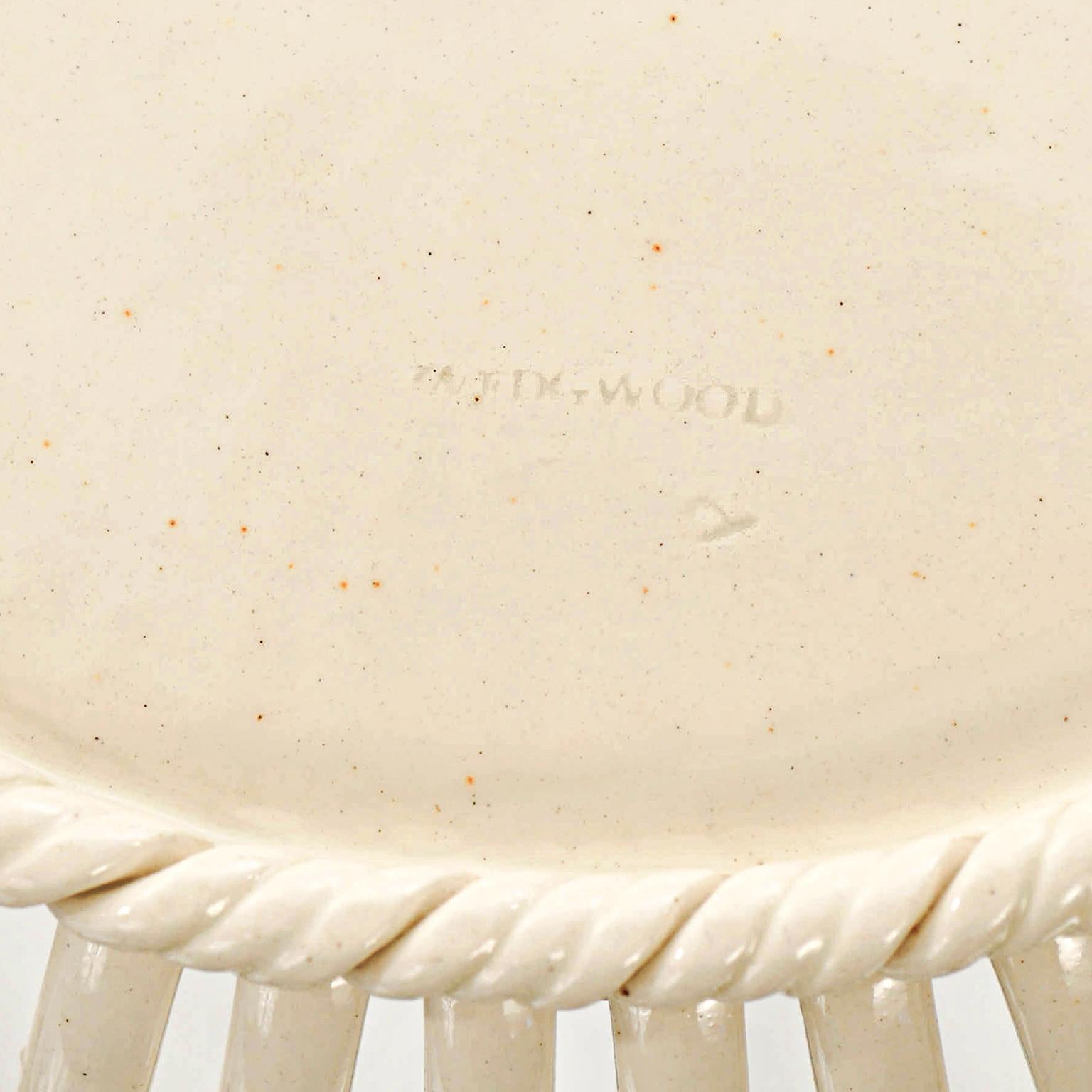 Porcelaine Paire de paniers et sous-assiettes Wedgwood en faïence de châtaignier couleur crème en vente