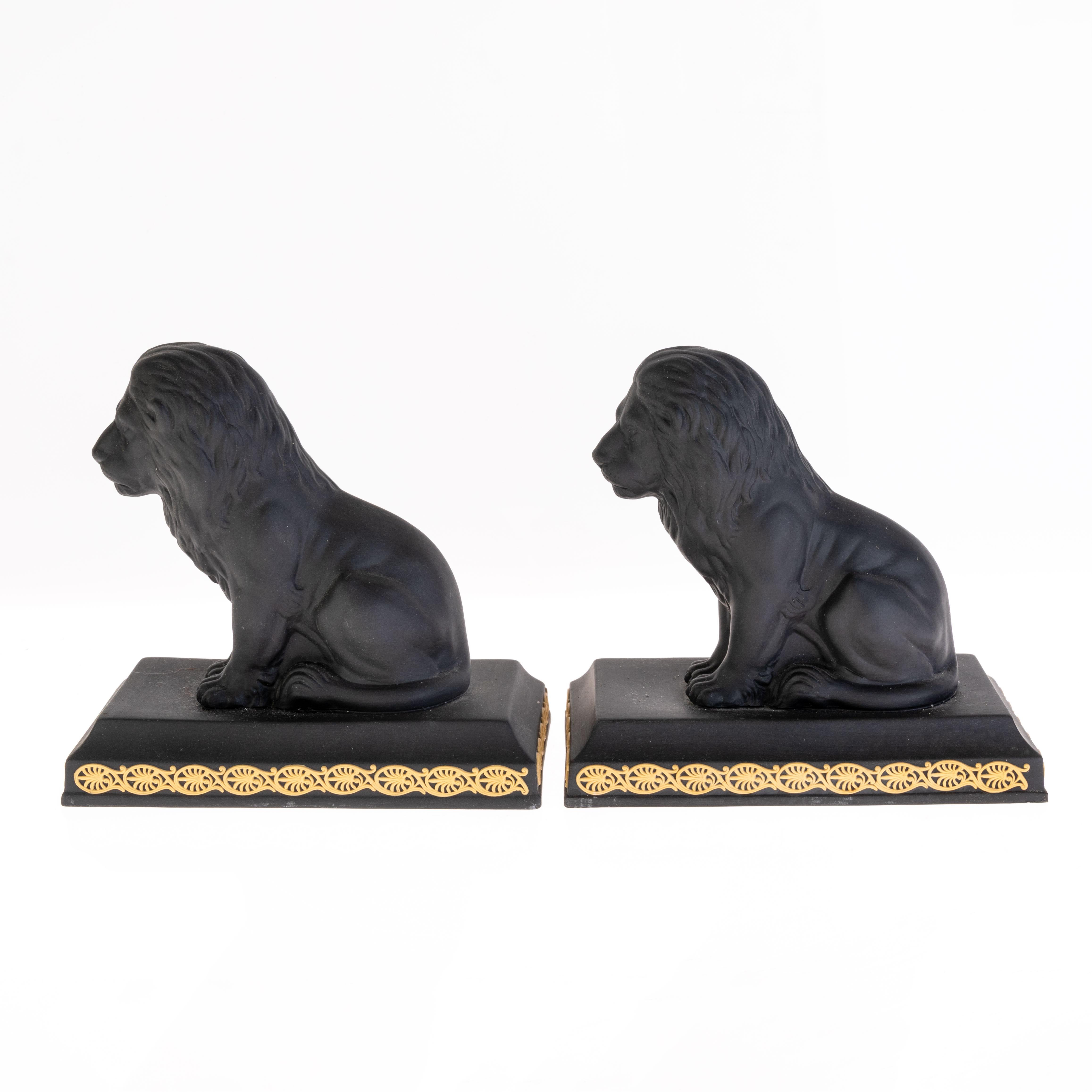 Coppia di eleganti leoni di basalto nero di Wedgwood, fermalibri o fermacarte. In condizioni buone in vendita a Nottingham, GB