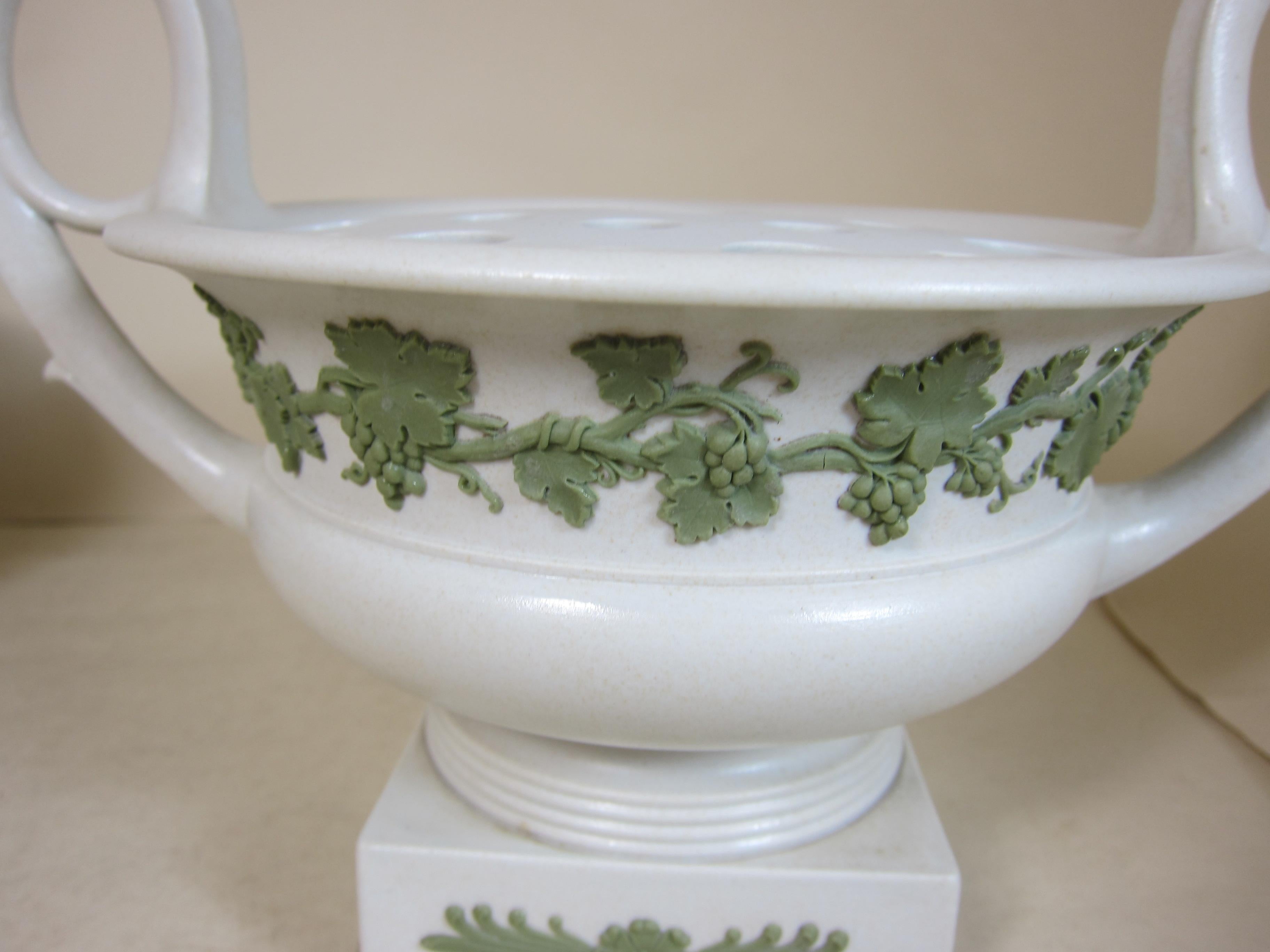Pair of Wedgwood Stoneware 2 Handled Pot Pourri Vases with Lids and Liners In Good Condition For Sale In London, GB