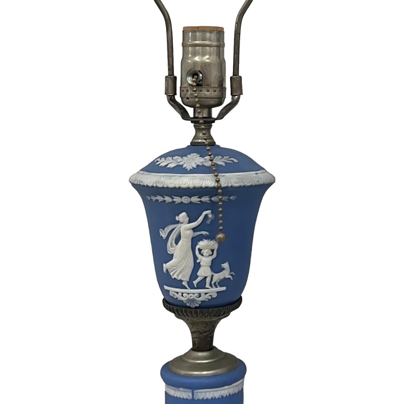 Paire de lampes de table en porcelaine Wedgwood des années 1920, avec quincaillerie argentée.

Mesures
Hauteur : 12
