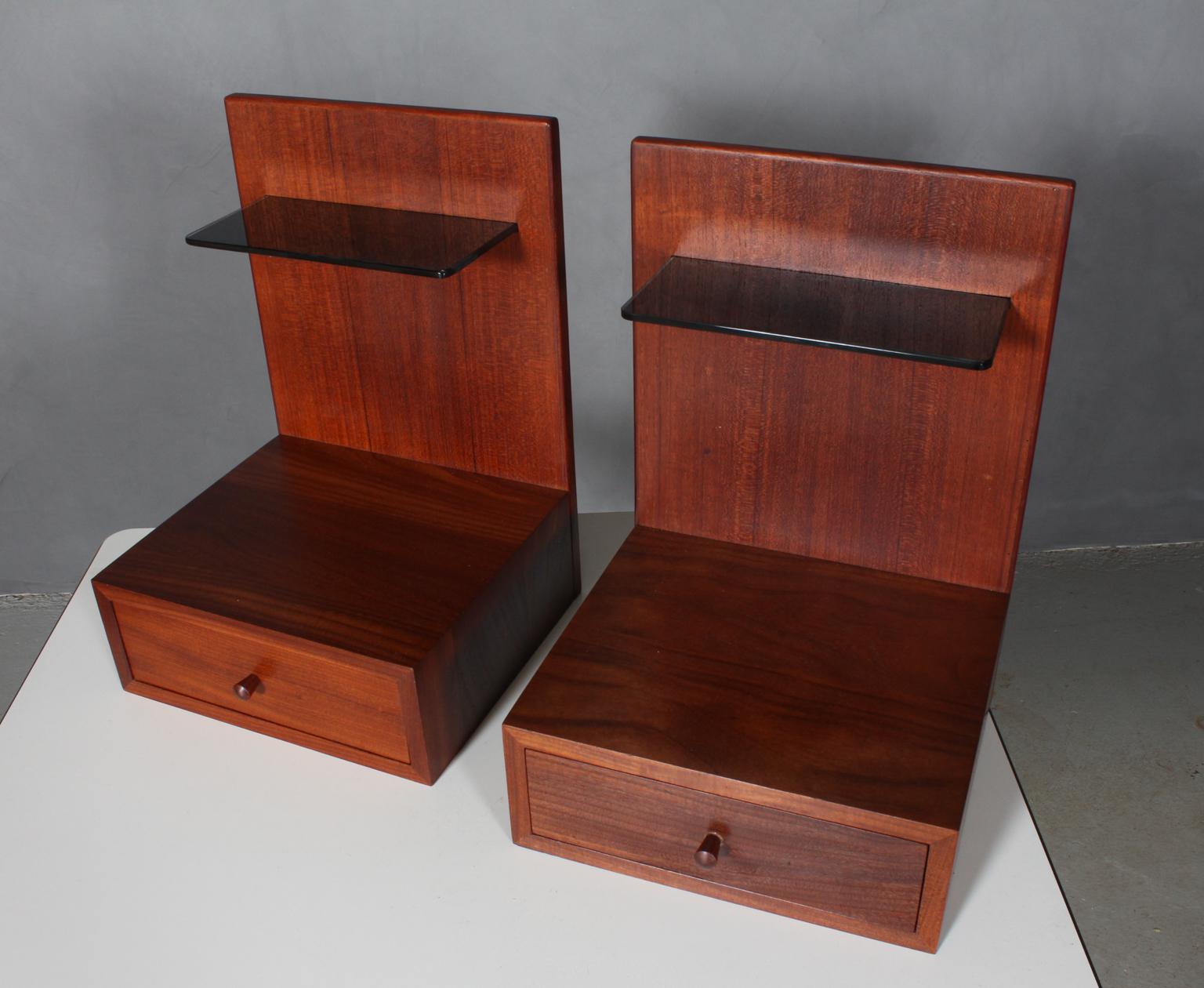 Pair of Wegner nightstands made in teak. With shelf of black glass.

One drawer.

Made by GETAMA in the 1960s.