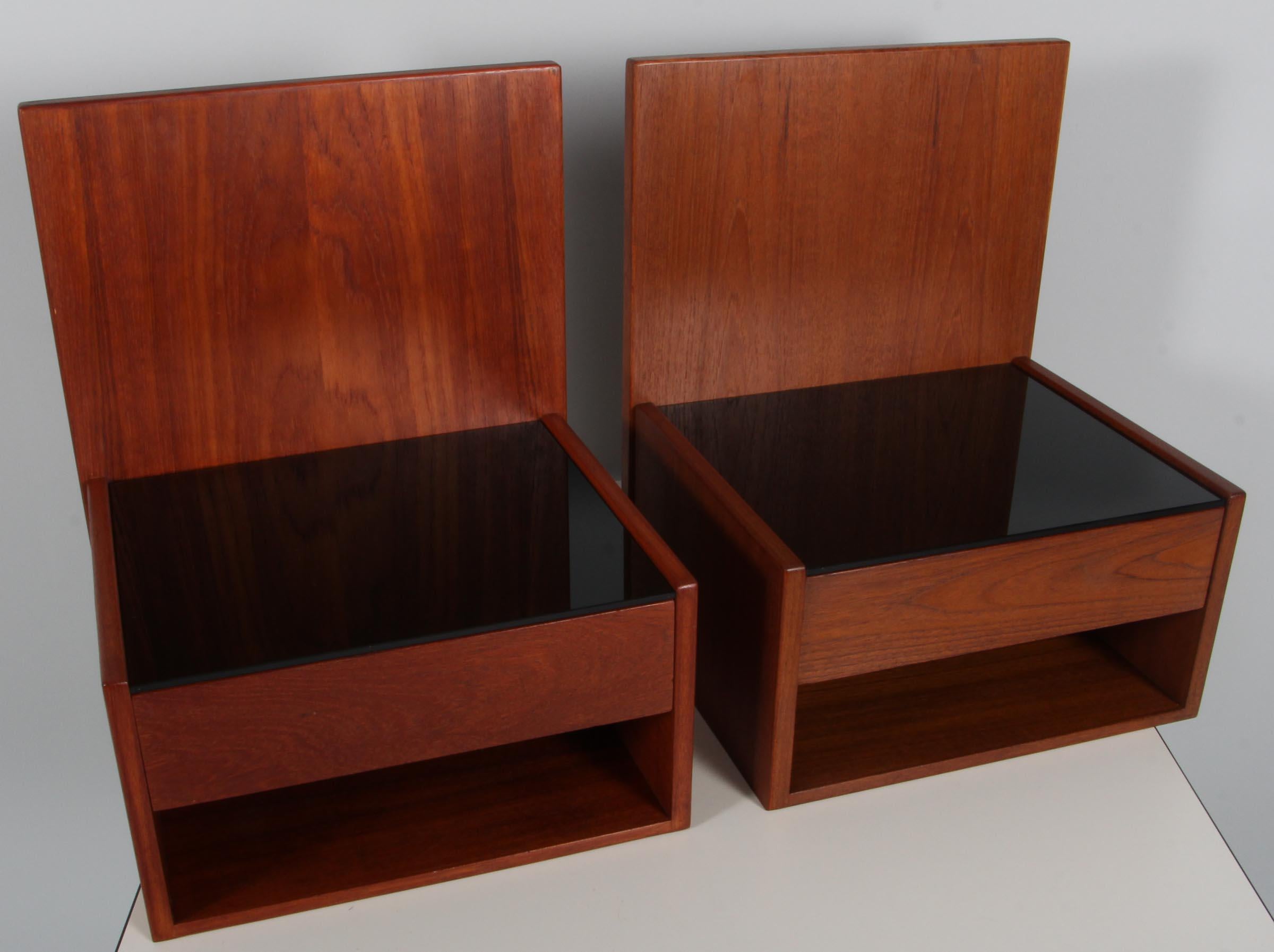 Pair of Wegner nightstands made in teak. Top of black glass

One drawer.

Made by GETAMA in the 1960s.