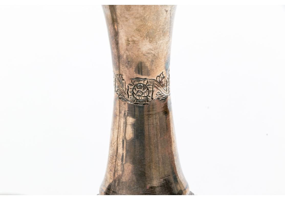 Paire de chandeliers à pied en argent sterling lestés, montés comme lampes avec des abat-jours en soie personnalisés. Les lampes sont bien moulées avec une forme traditionnelle, des fleurs en relief et la base avec des fleurs en relief et des