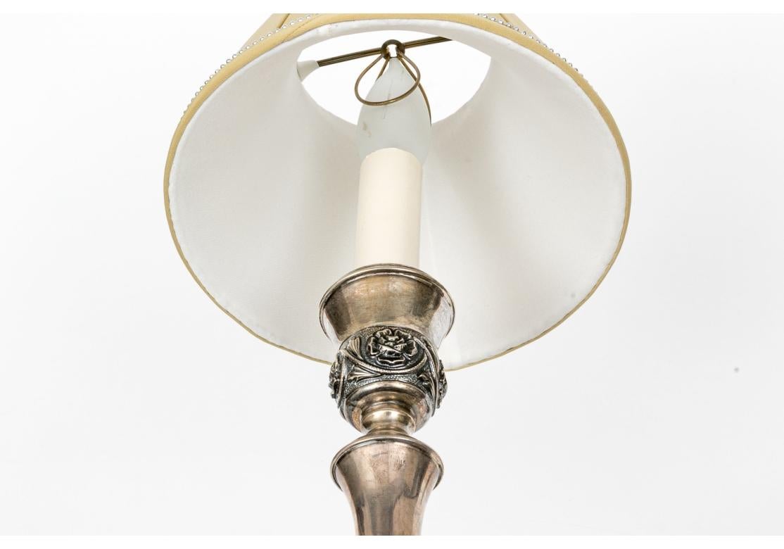 Rococo Paire de chandeliers de buffet en argent sterling lesté avec abat-jour en vente