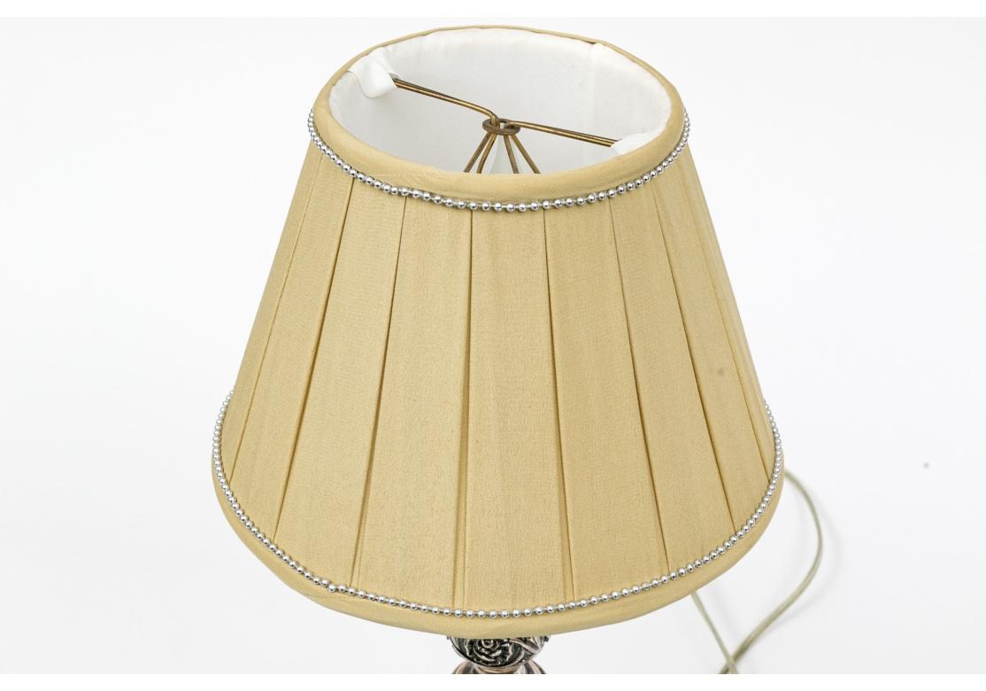 Paire de chandeliers de buffet en argent sterling lesté avec abat-jour en vente 1