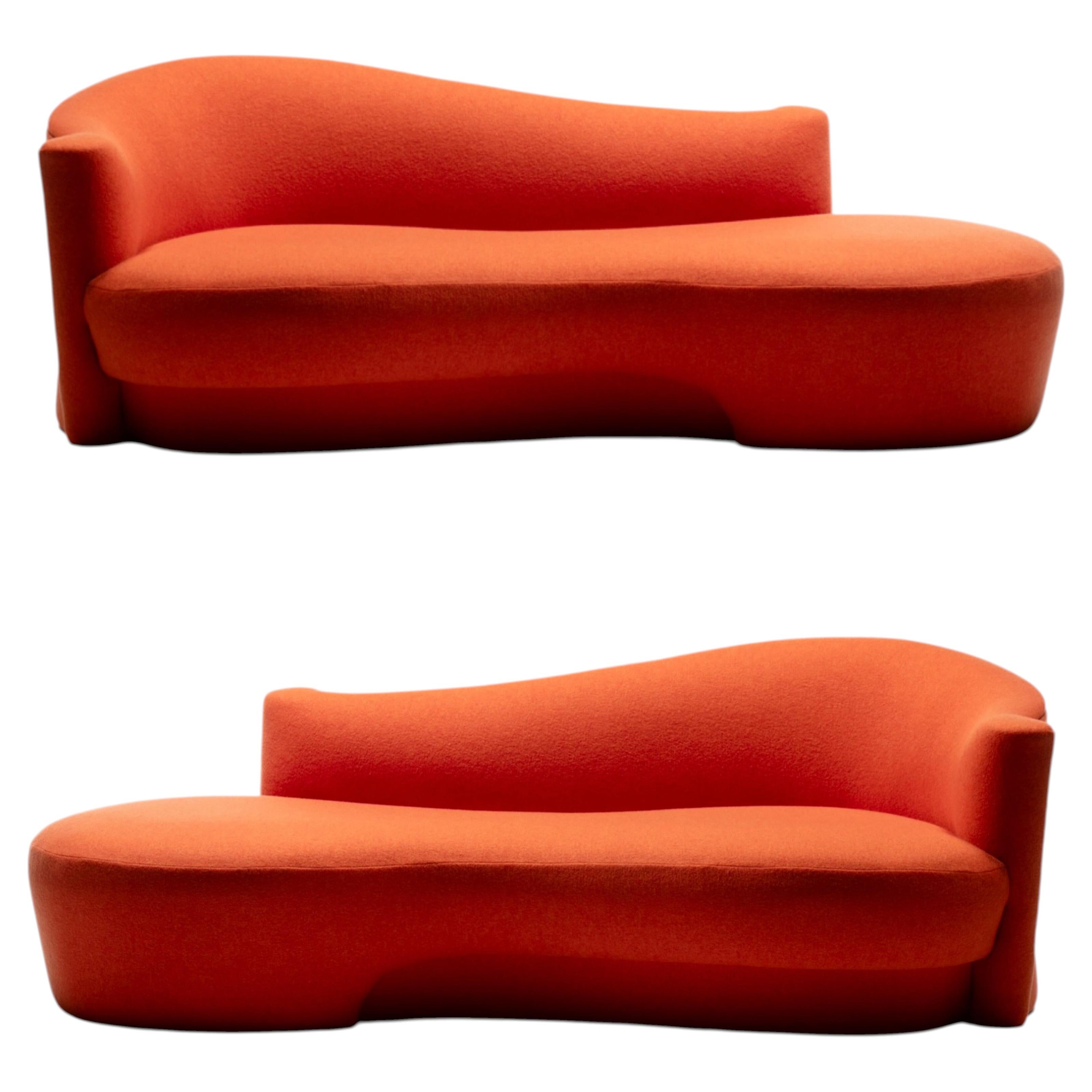 Ein Paar postmoderne Weiman-Chaiselongue-Sofas mit Polsterung aus mandarinenfarbener Wolle im Angebot