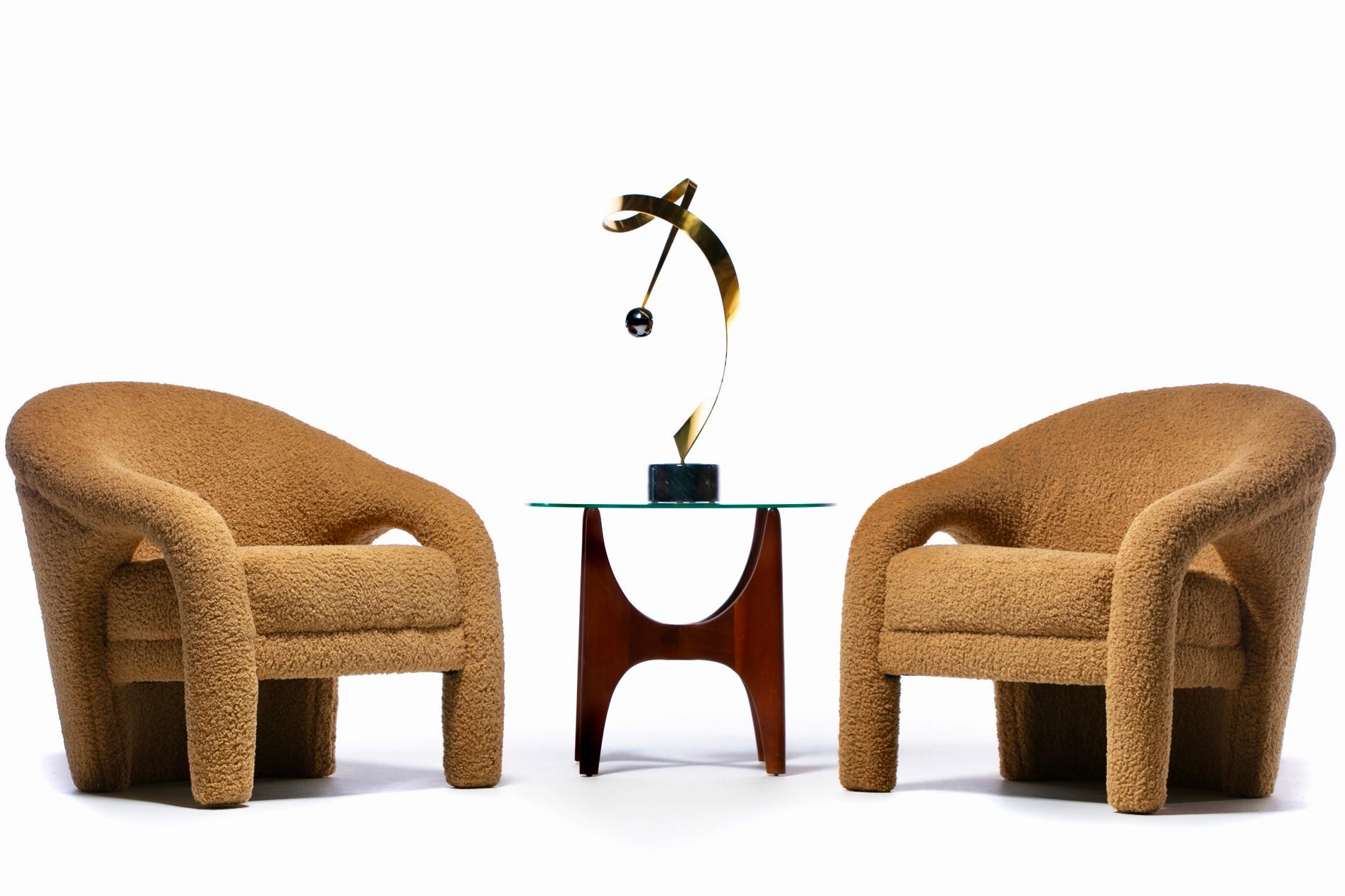Hüllen Sie sich in plüschigen, luxuriösen Komfort in diesen modernen Weiman Lounge Chairs mit umhüllenden, gepolsterten Rückenlehnen und abfallenden, dick gepolsterten Armlehnen, die frisch und professionell mit superweichem Latte Bouclé gepolstert