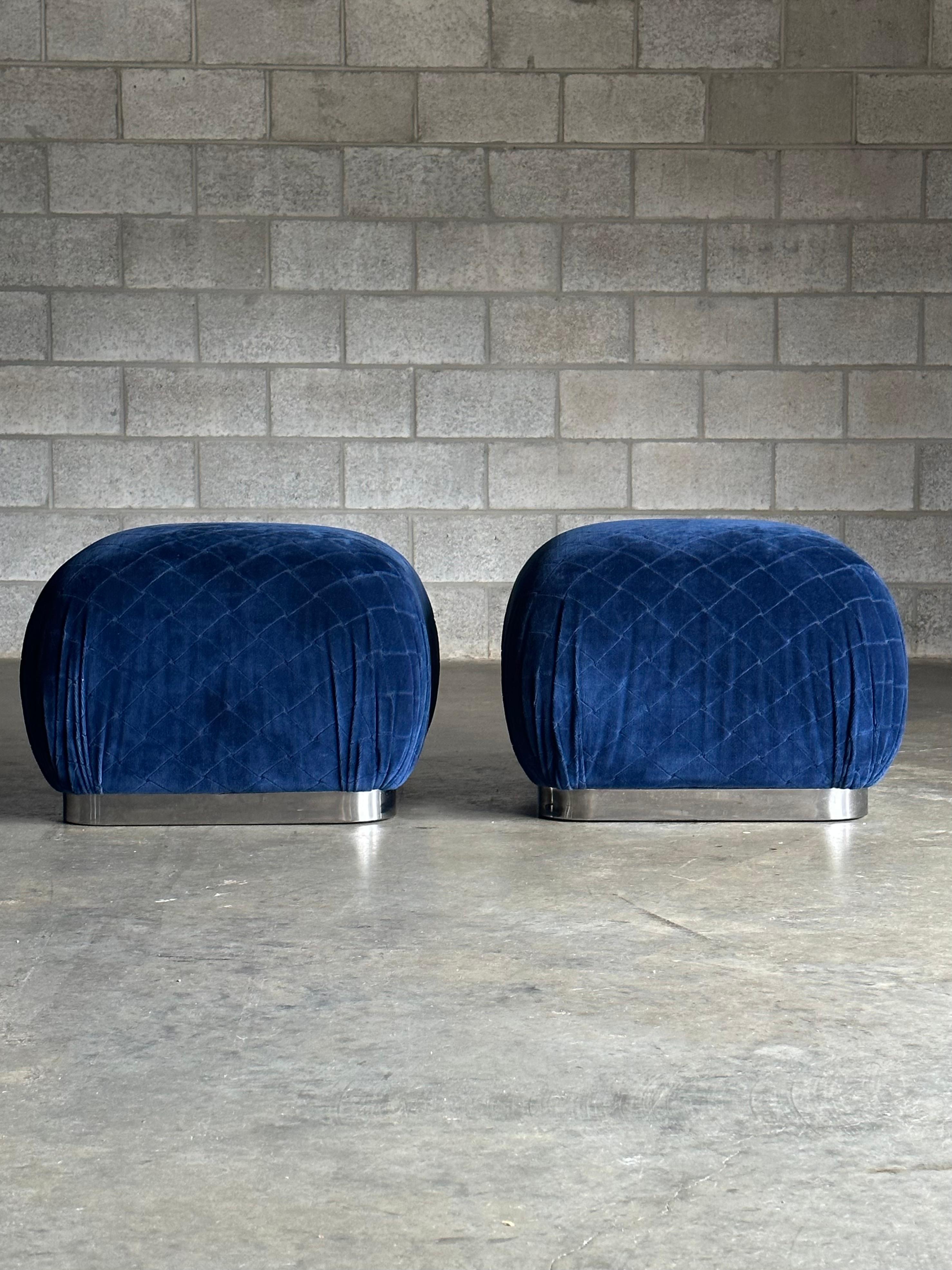 Merveilleuse paire d'ottomans iconiques de Weiman, vers les années 1980. Très proche du style des poufs soufflés de Karl Springer. Ces produits sont de belle facture et conviendraient à une grande variété d'intérieurs. 

S'associe bien avec baker,