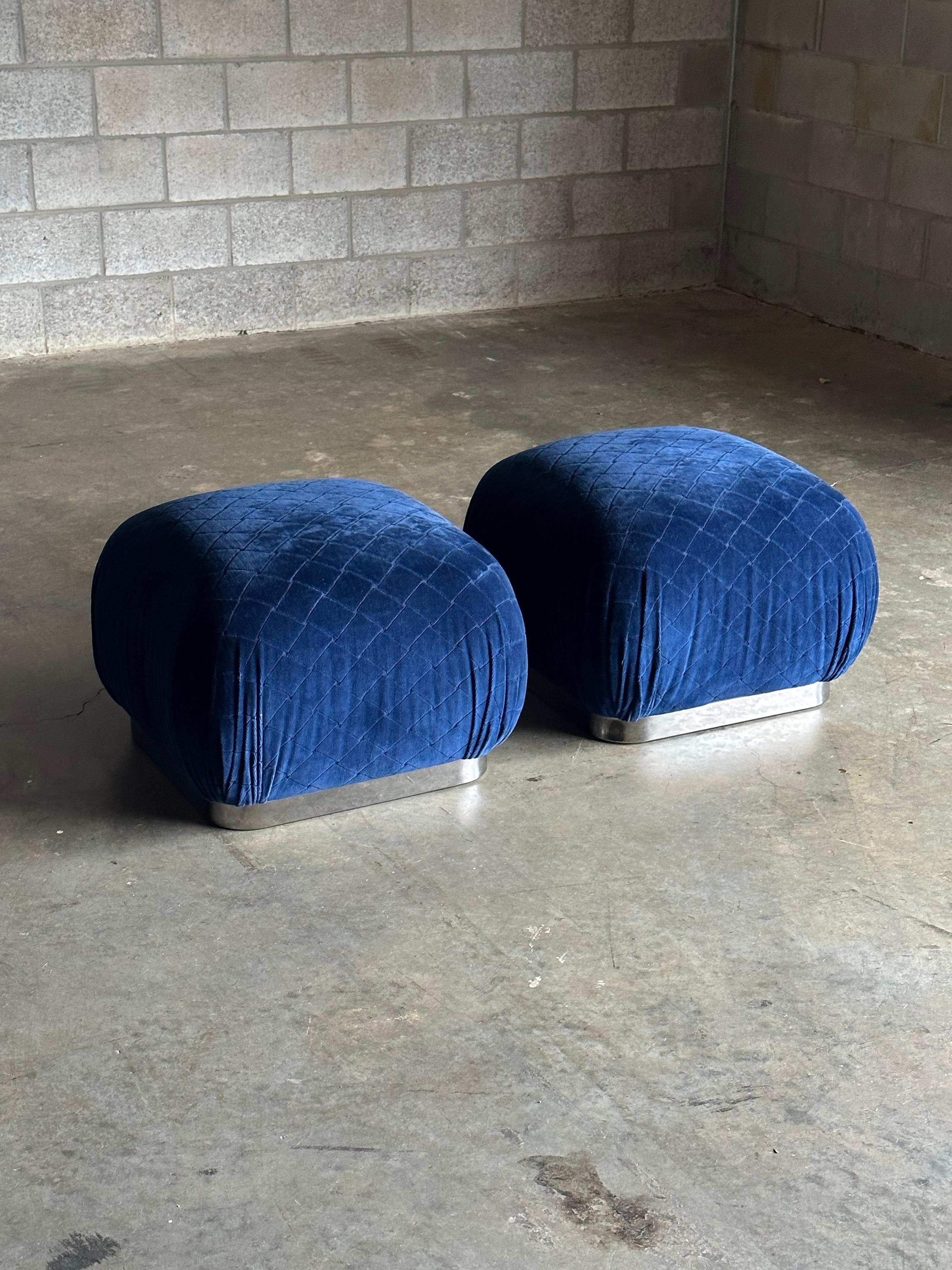 Postmoderne Paire de poufs et d'ottomans Weiman, à la manière de Karl Springer en vente