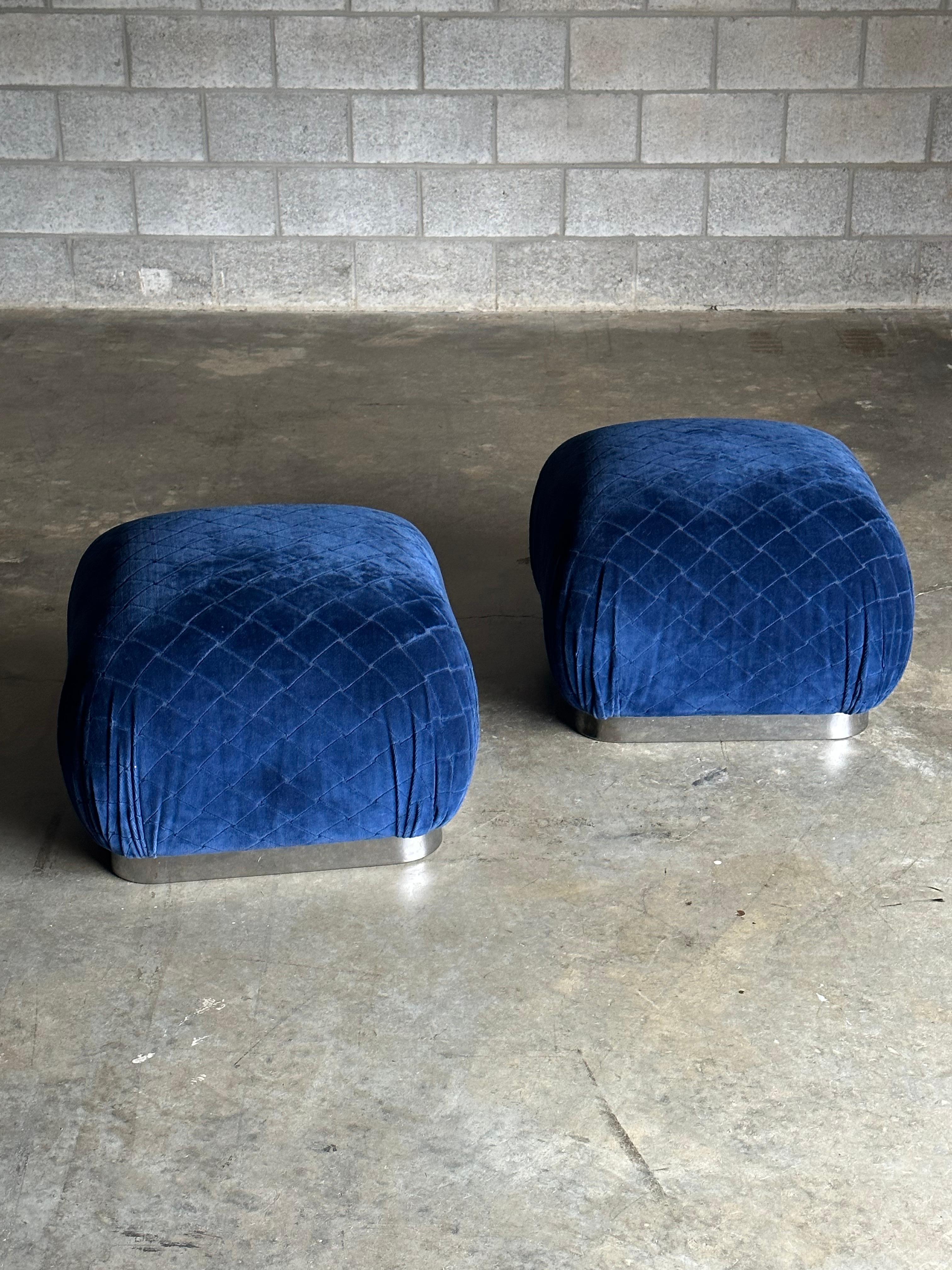 Américain Paire de poufs et d'ottomans Weiman, à la manière de Karl Springer en vente