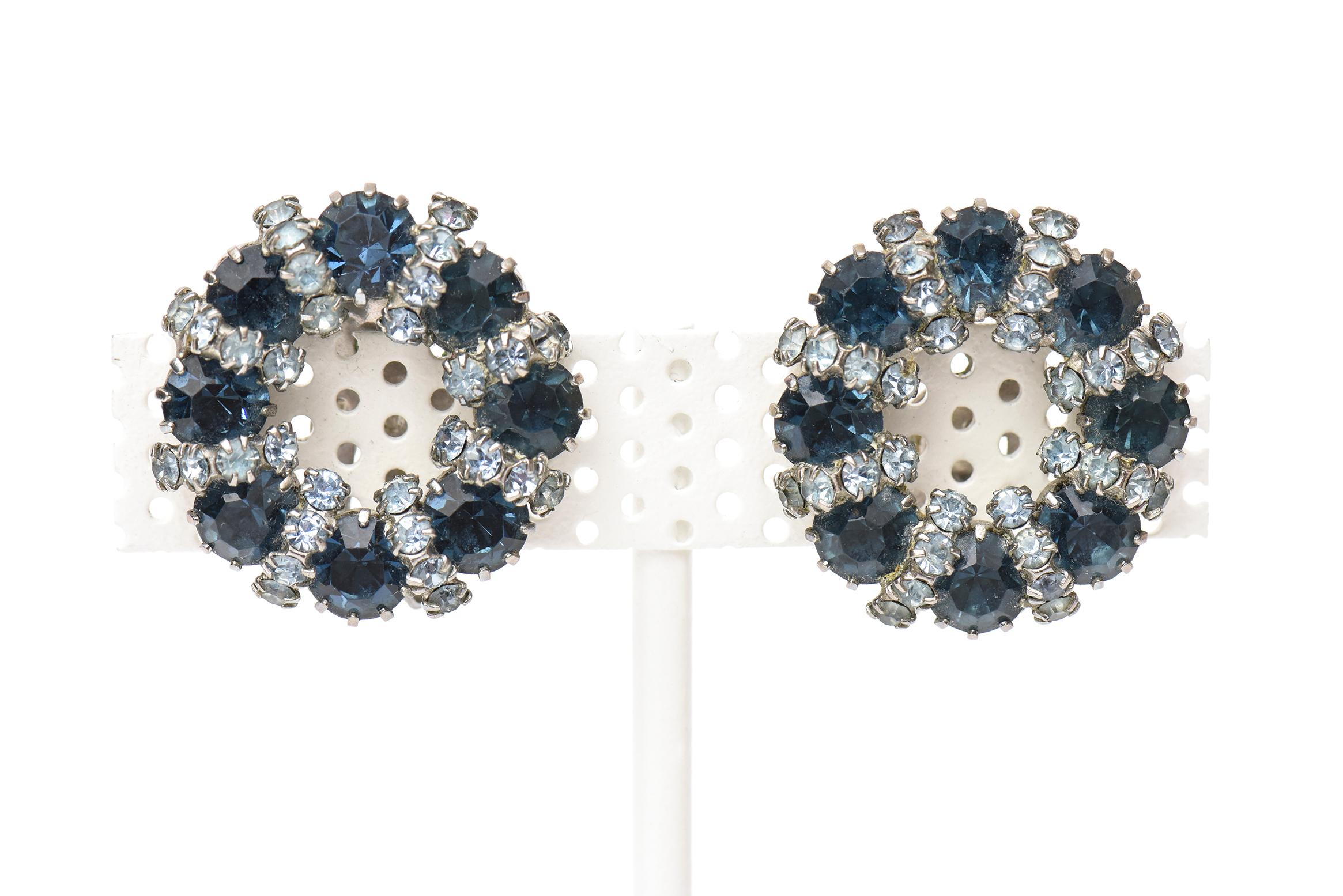 Par de Pendientes de Cristal y Pedrería Firmados Weiss Vintage Moderno en venta