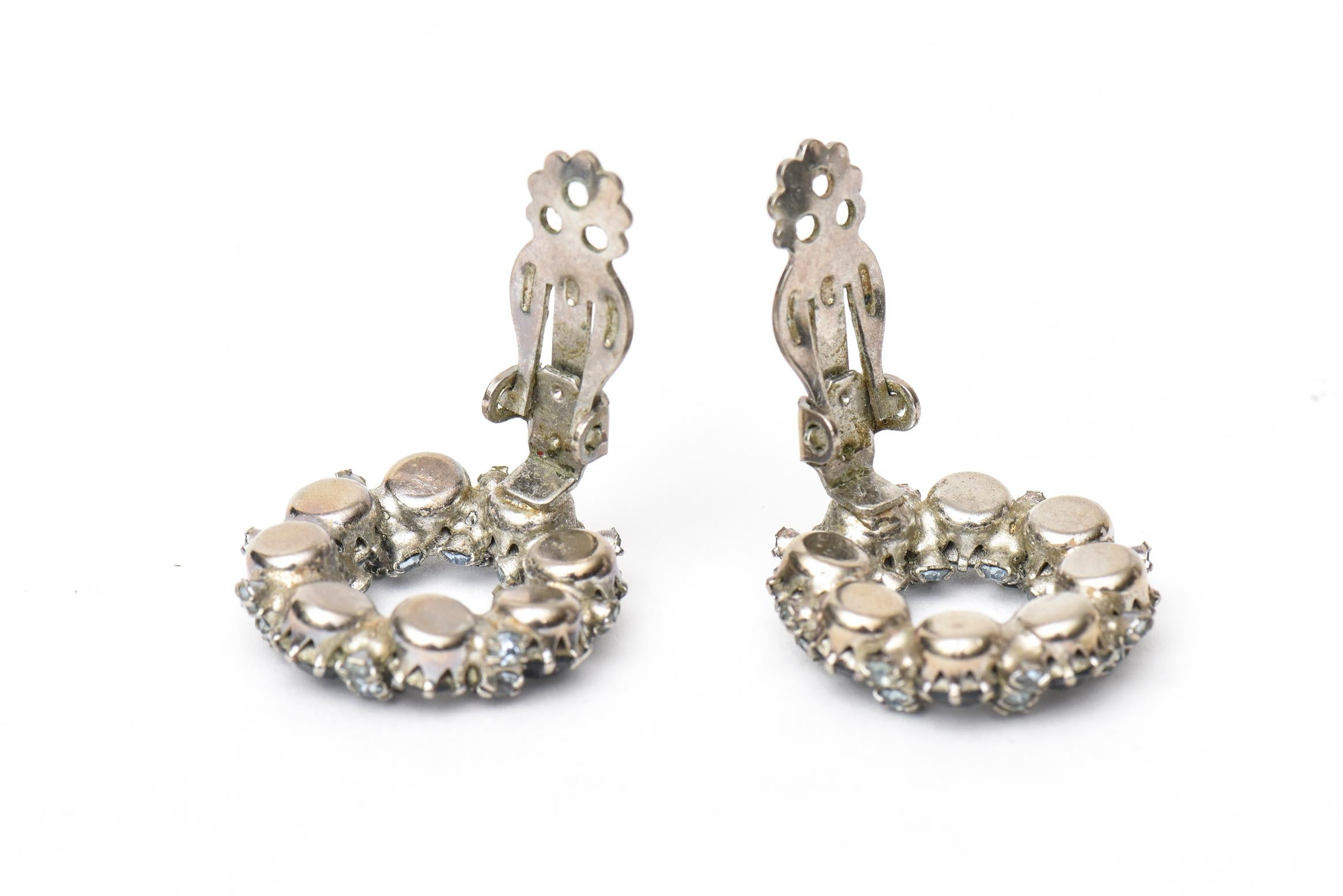 Par de Pendientes de Cristal y Pedrería Firmados Weiss Vintage en venta 3
