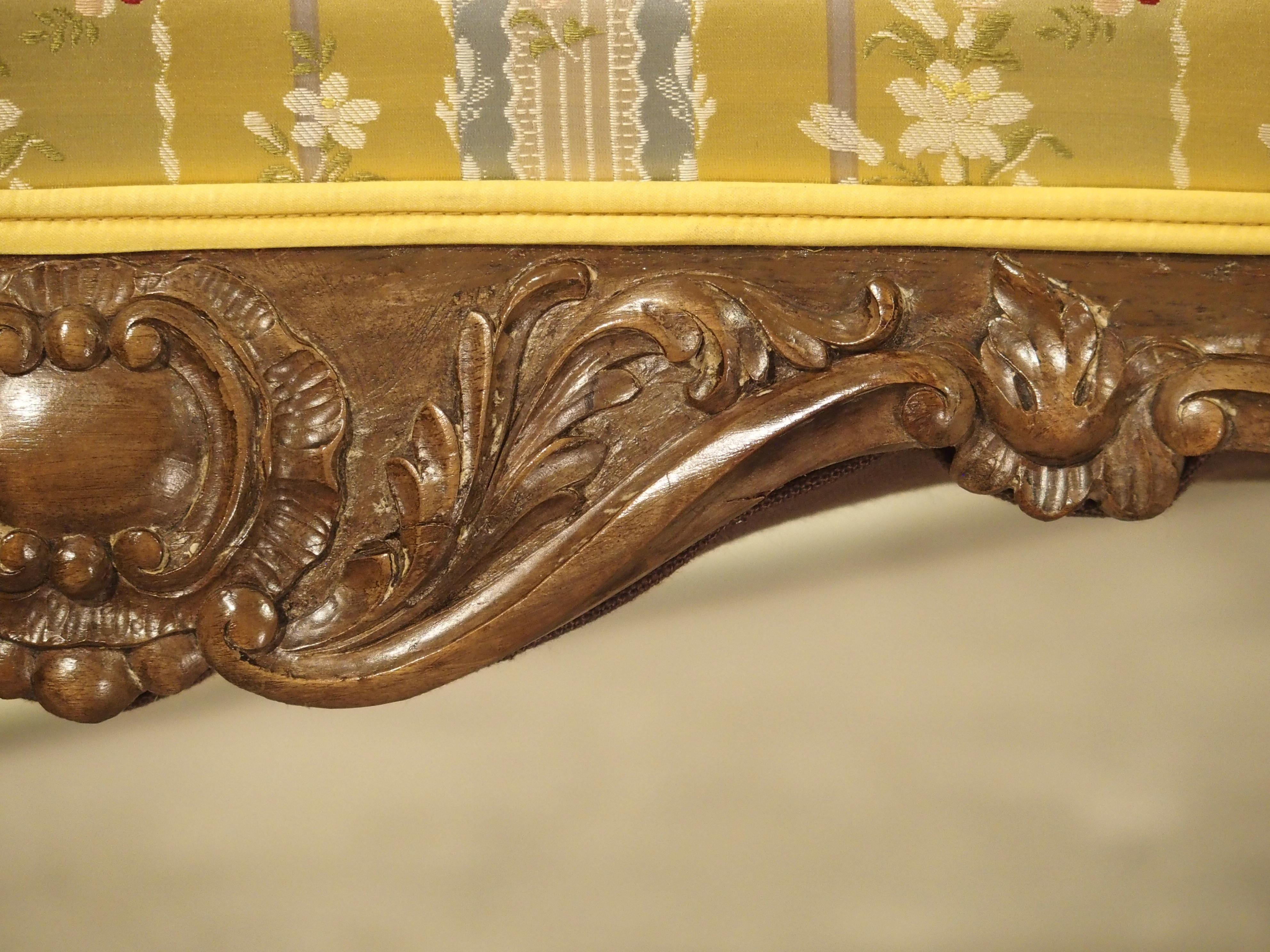 Paar gut geschnitzte französische Tabouret-Hocker im Louis XV.-Stil mit Seidenpolsterung im Angebot 4