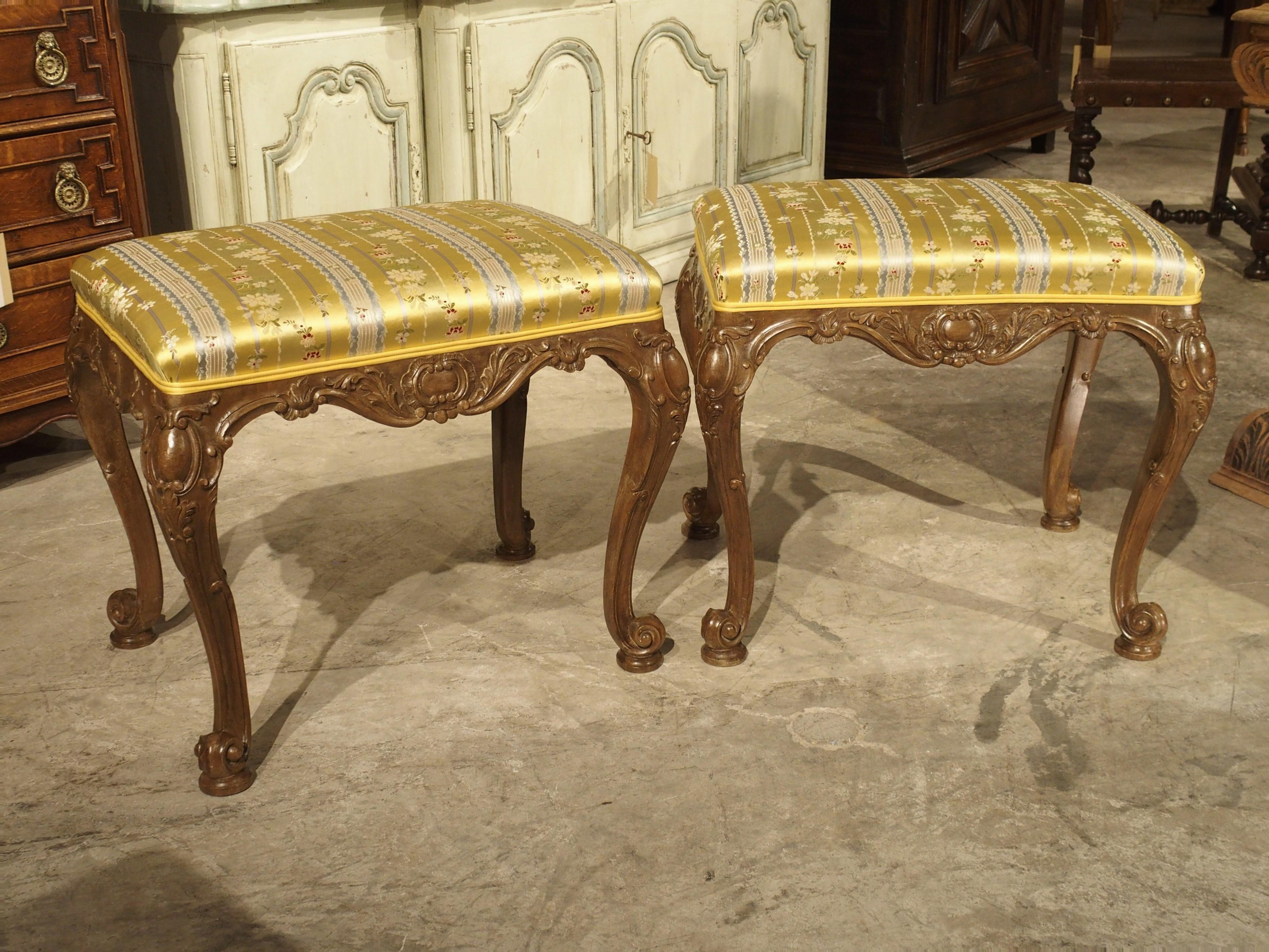 Coppia di sgabelli Tabouret francesi ben intagliati in stile Luigi XV con rivestimento in seta in vendita 8