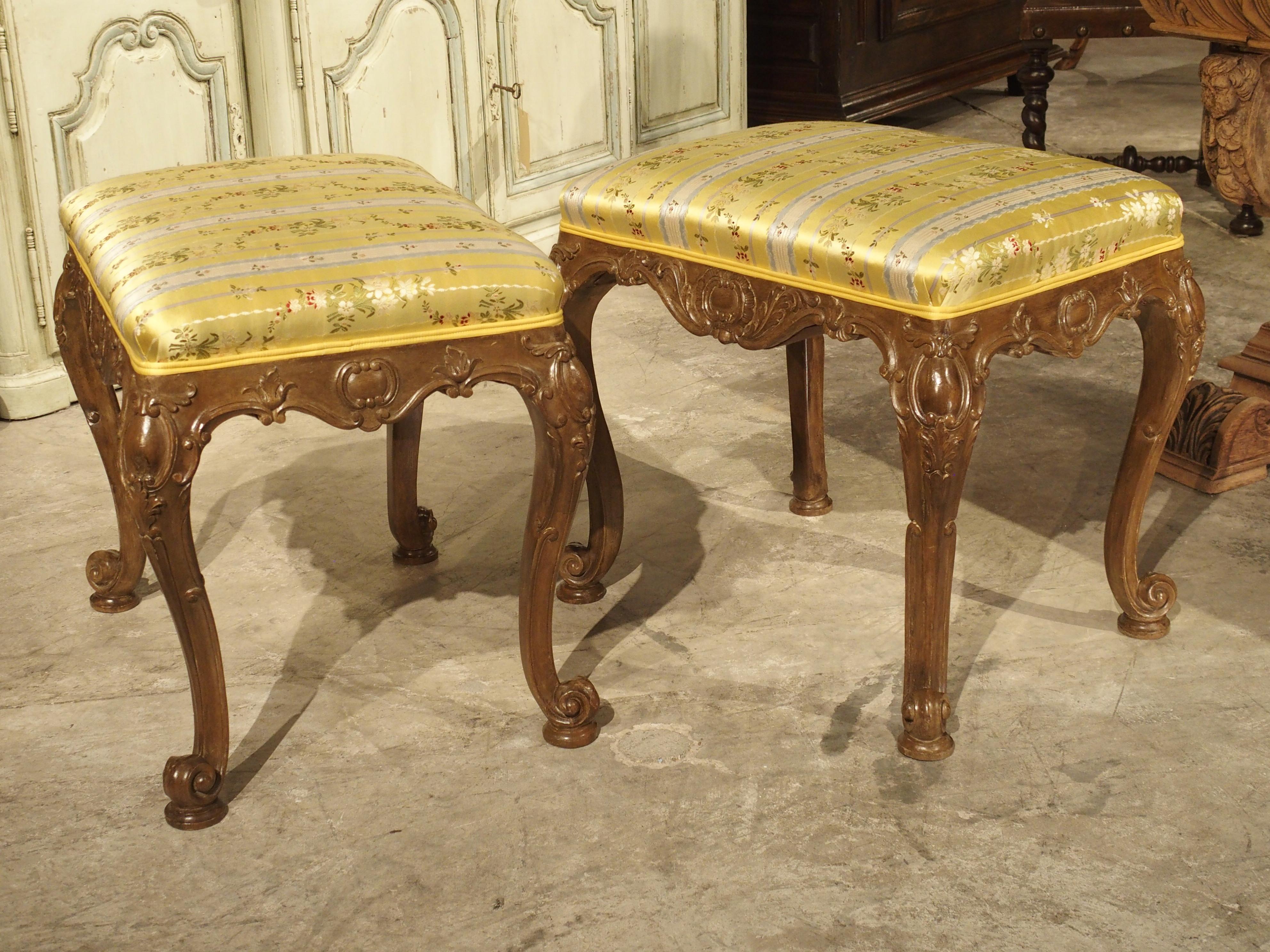 Paar gut geschnitzte französische Tabouret-Hocker im Louis XV.-Stil mit Seidenpolsterung im Angebot 11