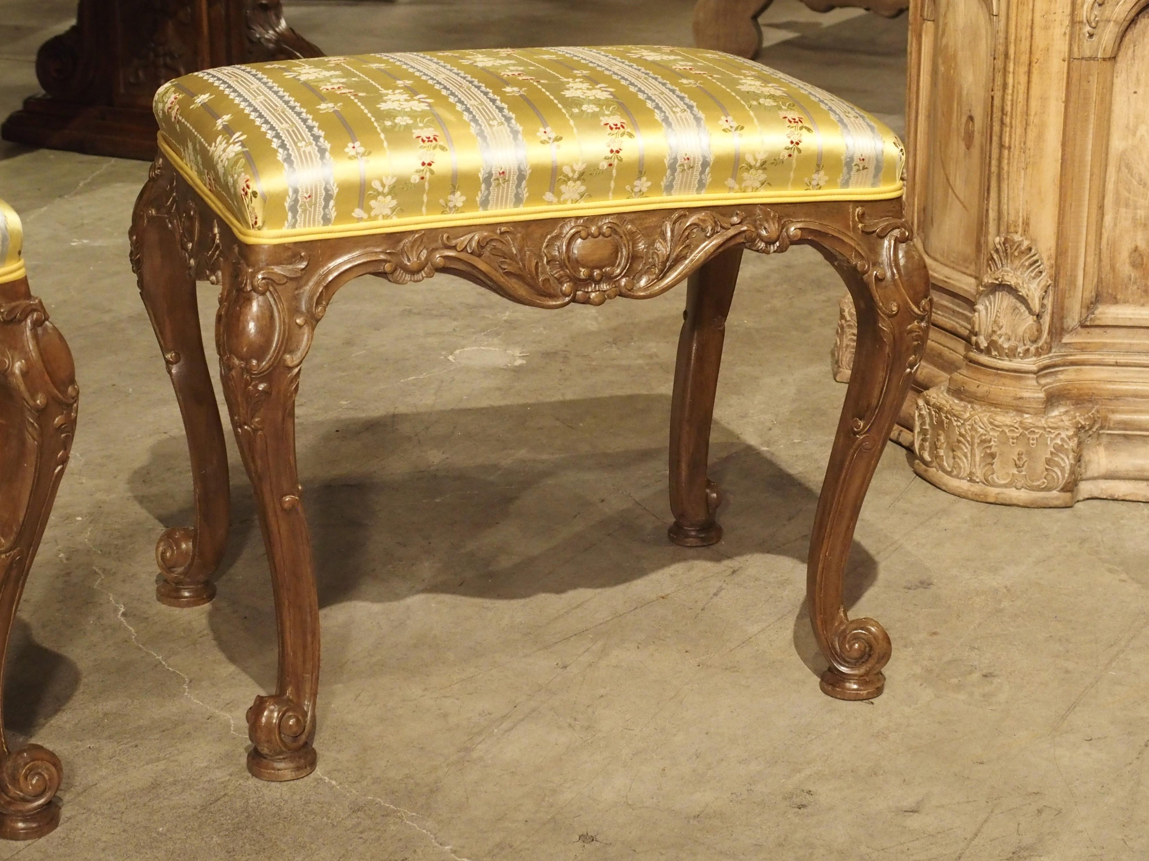 Coppia di sgabelli Tabouret francesi ben intagliati in stile Luigi XV con rivestimento in seta in vendita 12