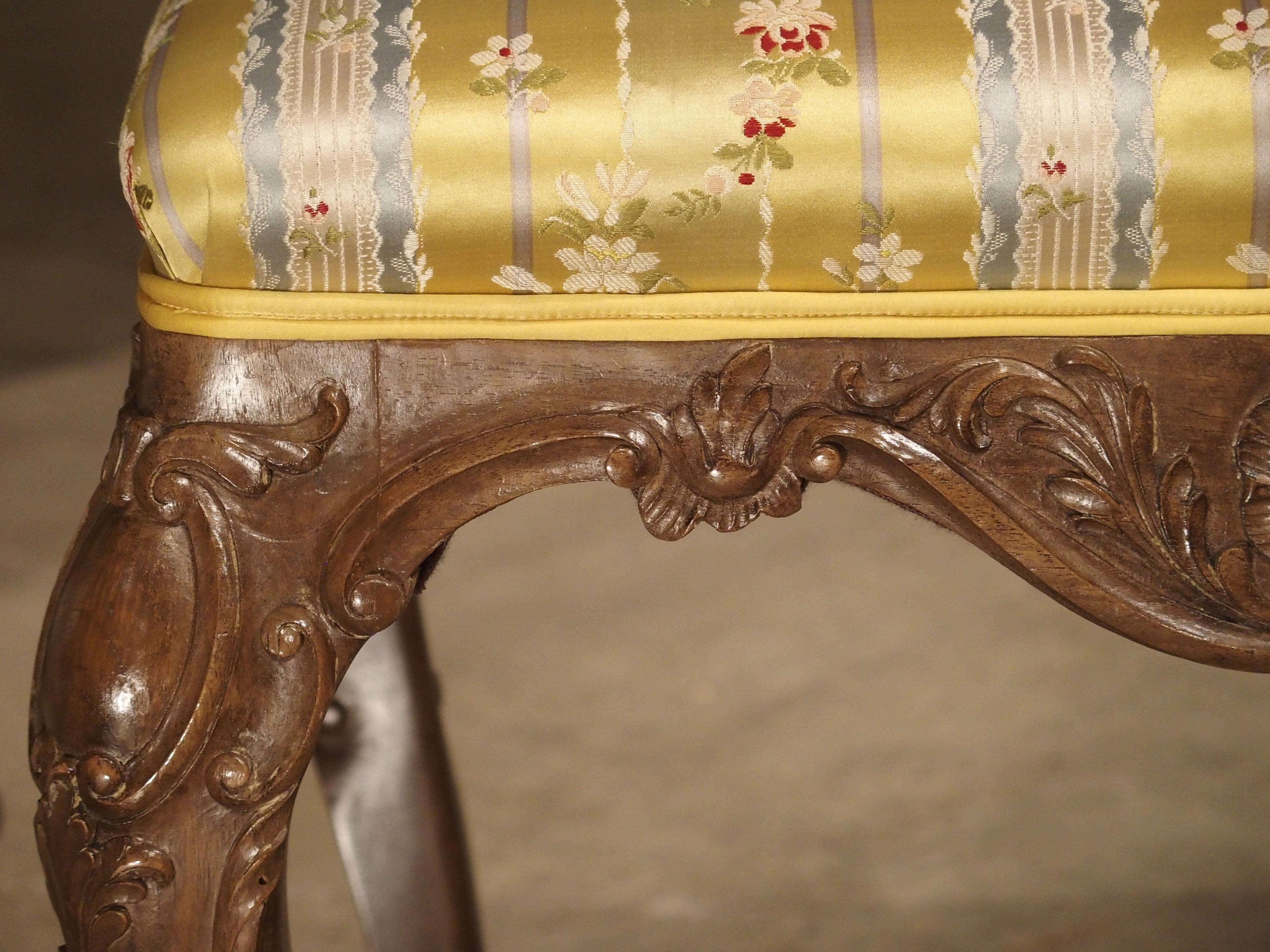 Paar gut geschnitzte französische Tabouret-Hocker im Louis XV.-Stil mit Seidenpolsterung (Französisch) im Angebot