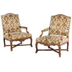 Paire de Fauteuils d
époque Louis XV bien sculptés