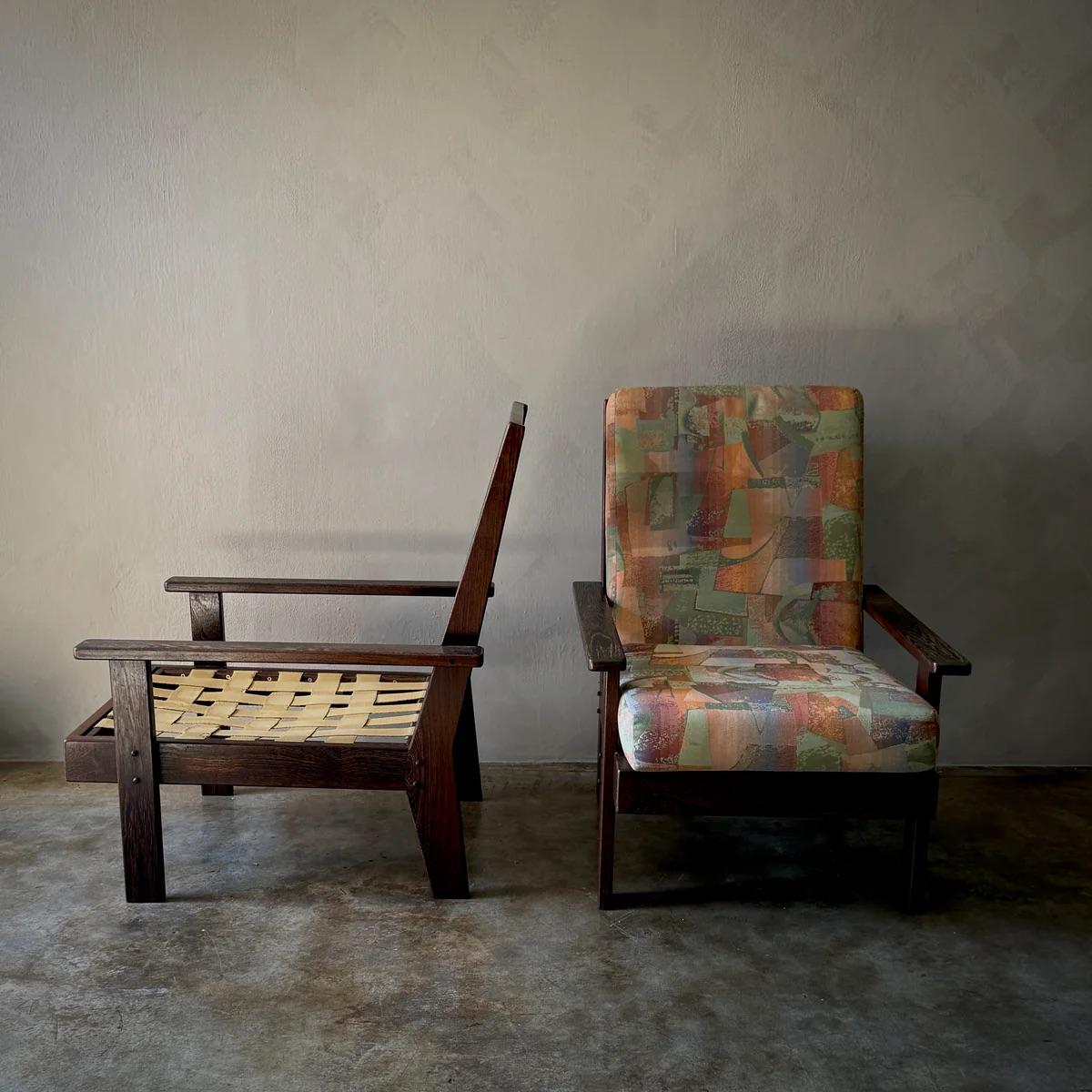 Diese Sessel im holländischen Design aus dichtem Wengeholz haben einen massiven, kantigen Rahmen, der die minimalistische und doch robuste Natur der Möbel aus der Mitte des Jahrhunderts unterstreicht. Die vertikalen Lamellen der Rückenlehne und die