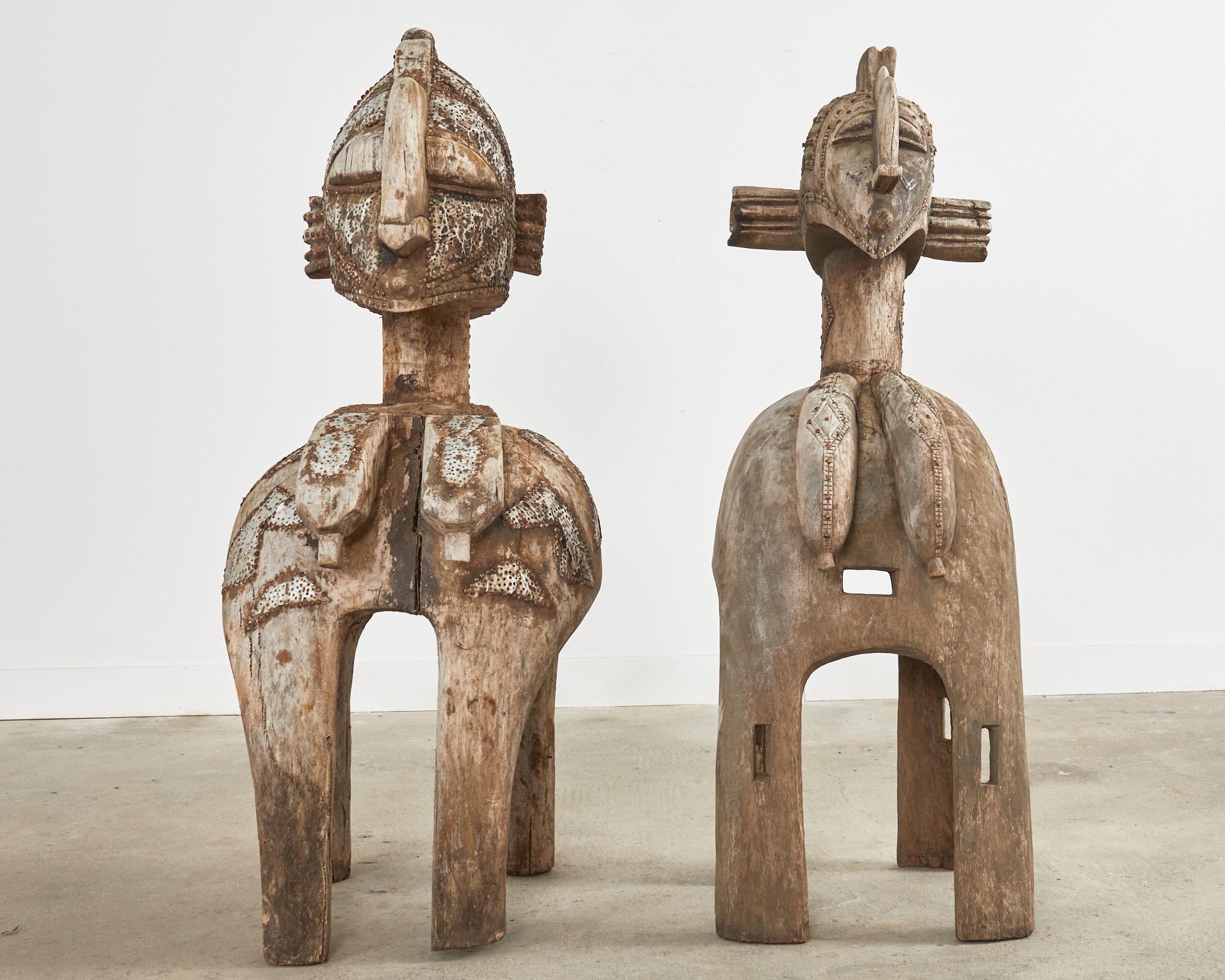 Paire étonnante d'imposantes sculptures ou statues de masques d'épaule de fertilité Baga Nimba d'Afrique de l'Ouest, sculptées en teck. Les coiffes représentent des bustes de femmes sur des supports à quatre pattes, décorés de motifs sculptés