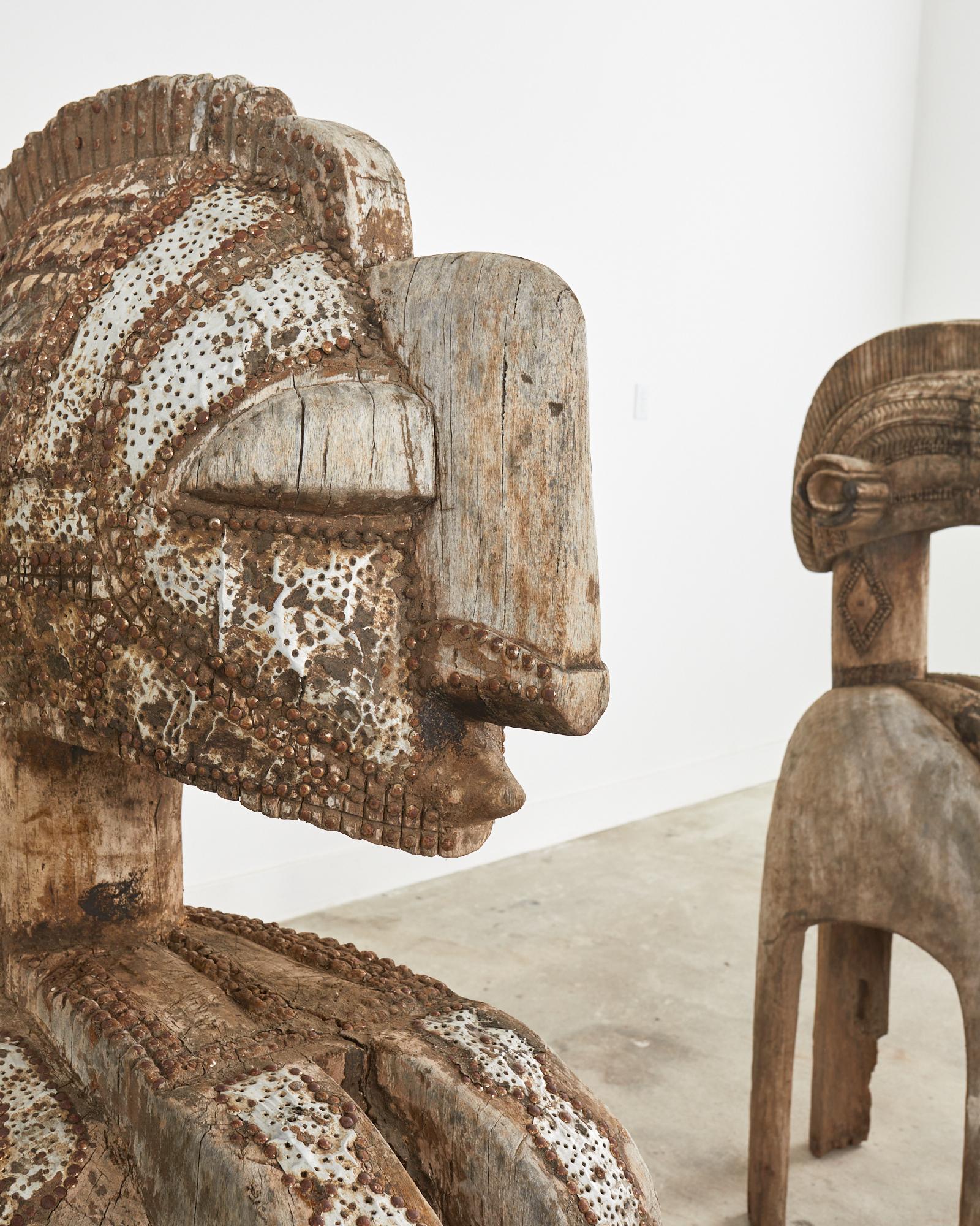 Paar westafrikanische Baga Nimba-Skulpturen mit geschnitzter Fruchtbarkeitsmaske (Handgeschnitzt) im Angebot