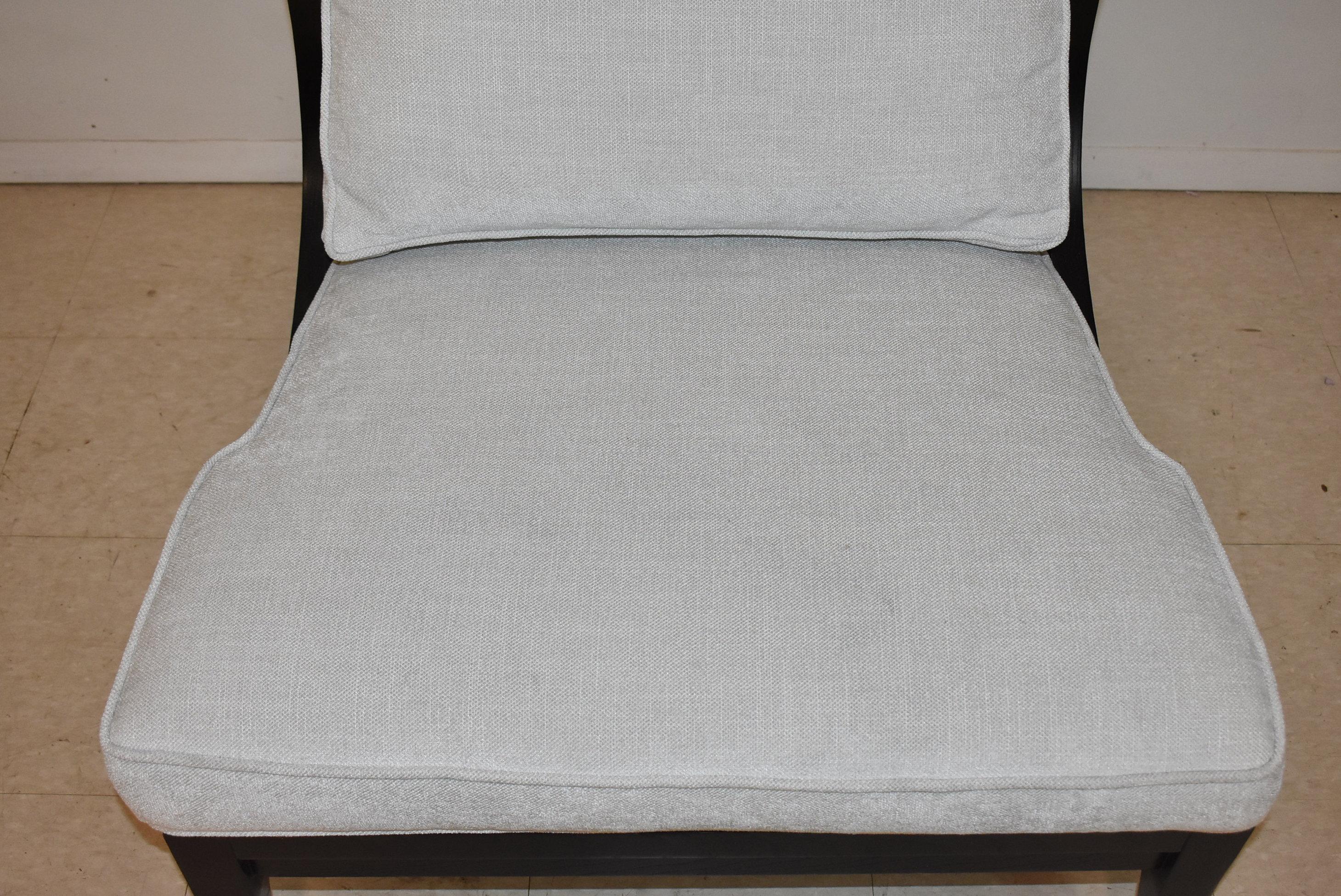 Coppia di sedie da salotto Westmoreland della collezione Winterthur Estate di Hickory Chair Co. Questo design classico è caratterizzato da una seduta generosa e da una struttura curva. Lo schienale è rivestito in un esclusivo tessuto a righe
