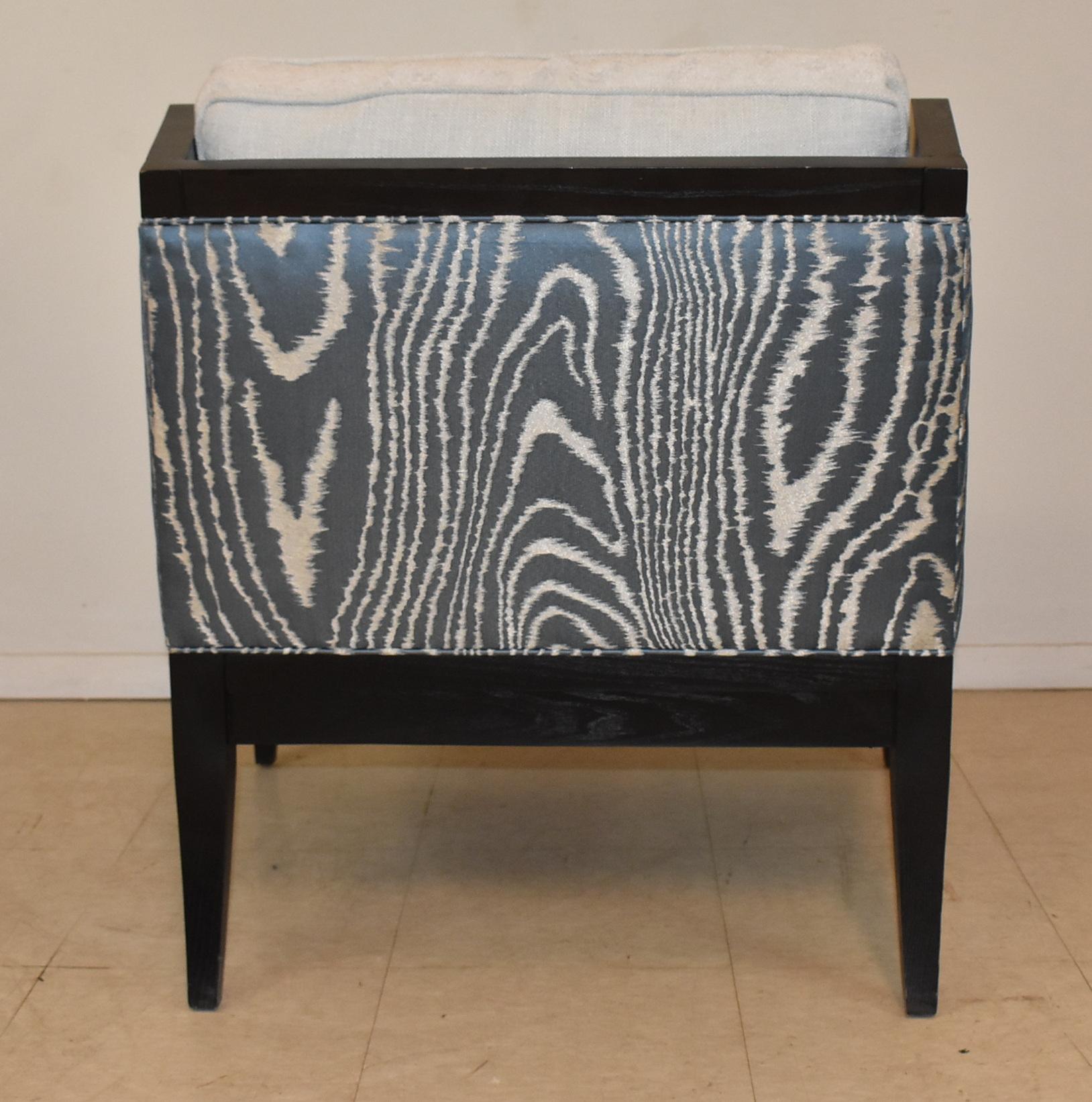XXI secolo e contemporaneo Coppia di sedie da salotto Westmoreland Hickory Chair in vendita