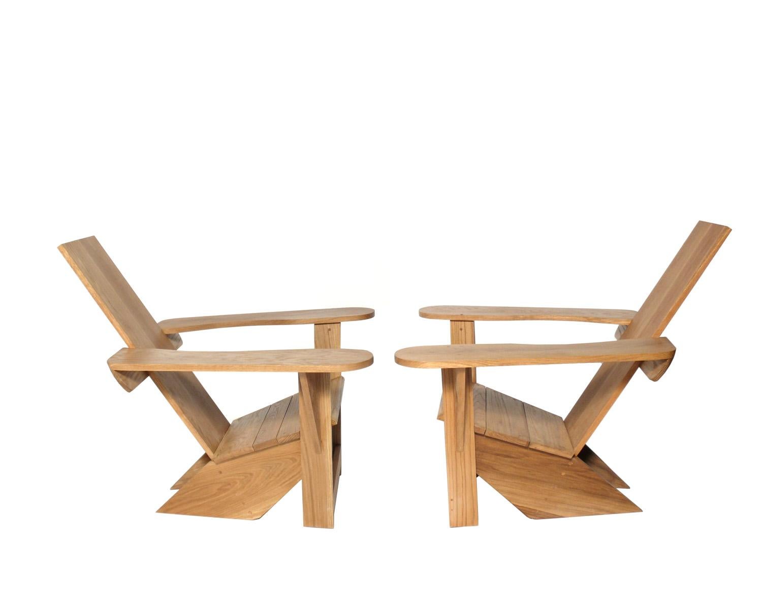 Zwei Adirondack-Stühle im Westport-Stil, ca. 2000er Jahre. Wir haben diese Stühle für einen Kunden nach dem Vorbild des Westport-Stuhls angefertigt, der ursprünglich 1903 von Thomas Lee für sein Sommerhaus in Westport, NY, entworfen und später von