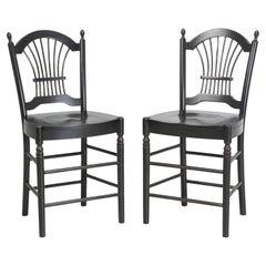 Paire de tabourets de comptoir de style Wheatback en noir fabriqués en Angleterre