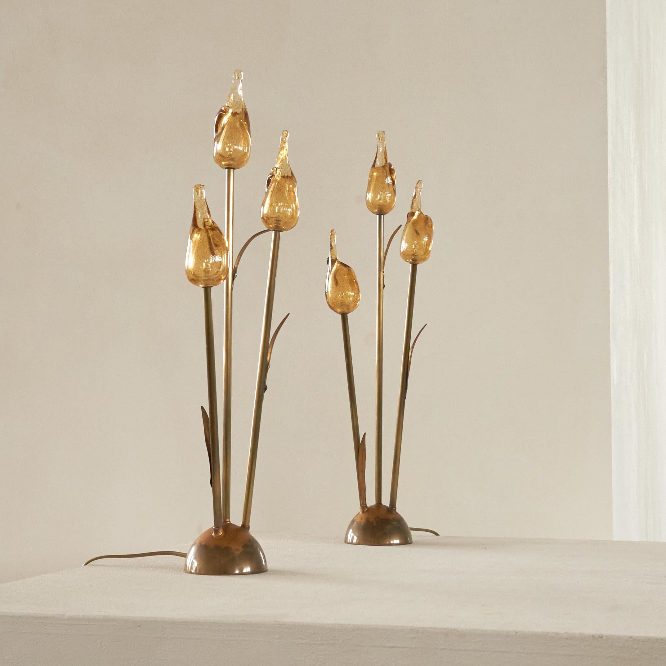 Paire de lampes de bureau fantaisistes à fleurs en verre de Murano et laiton des années 1980 en vente 4