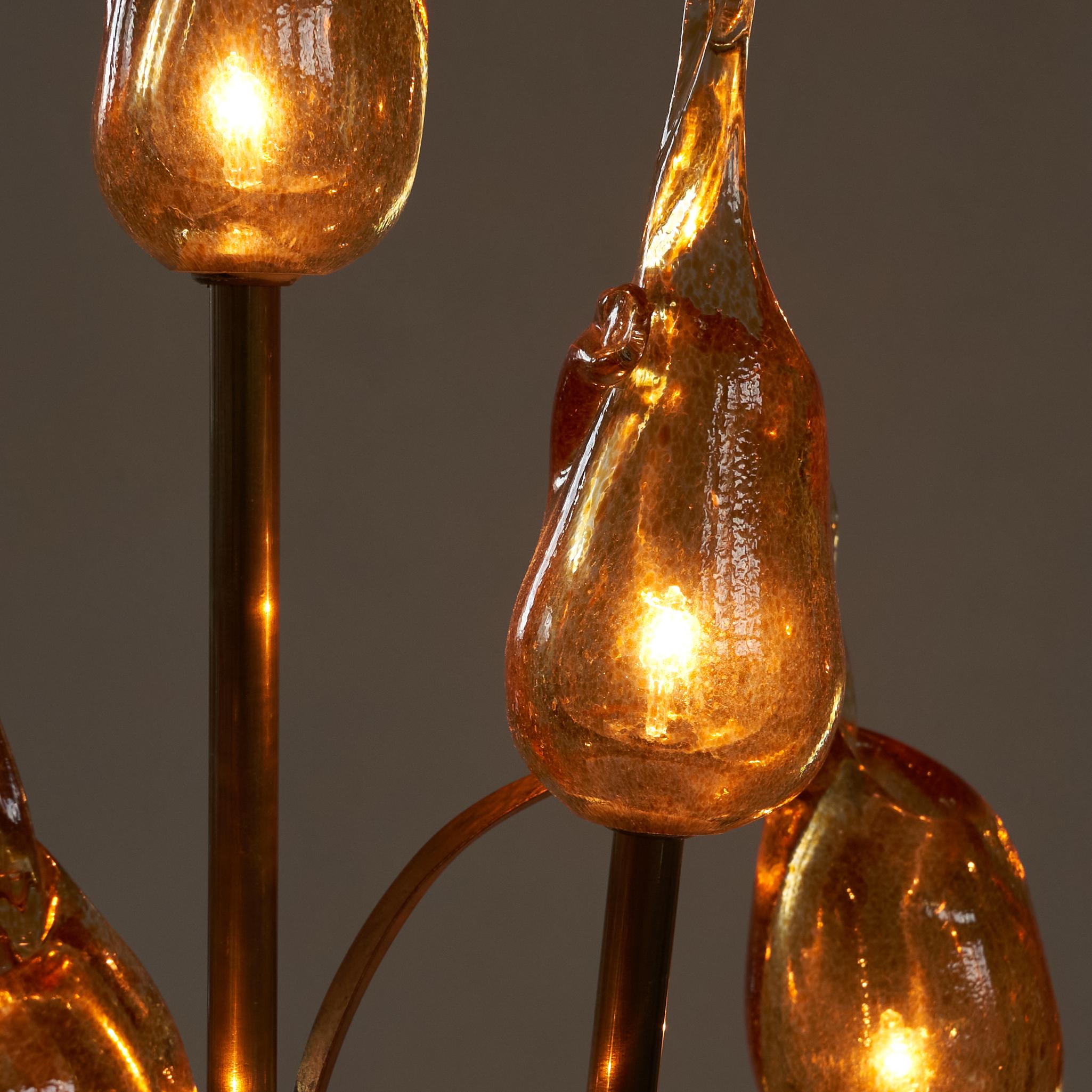 Fait main Paire de lampes de bureau fantaisistes à fleurs en verre de Murano et laiton des années 1980 en vente