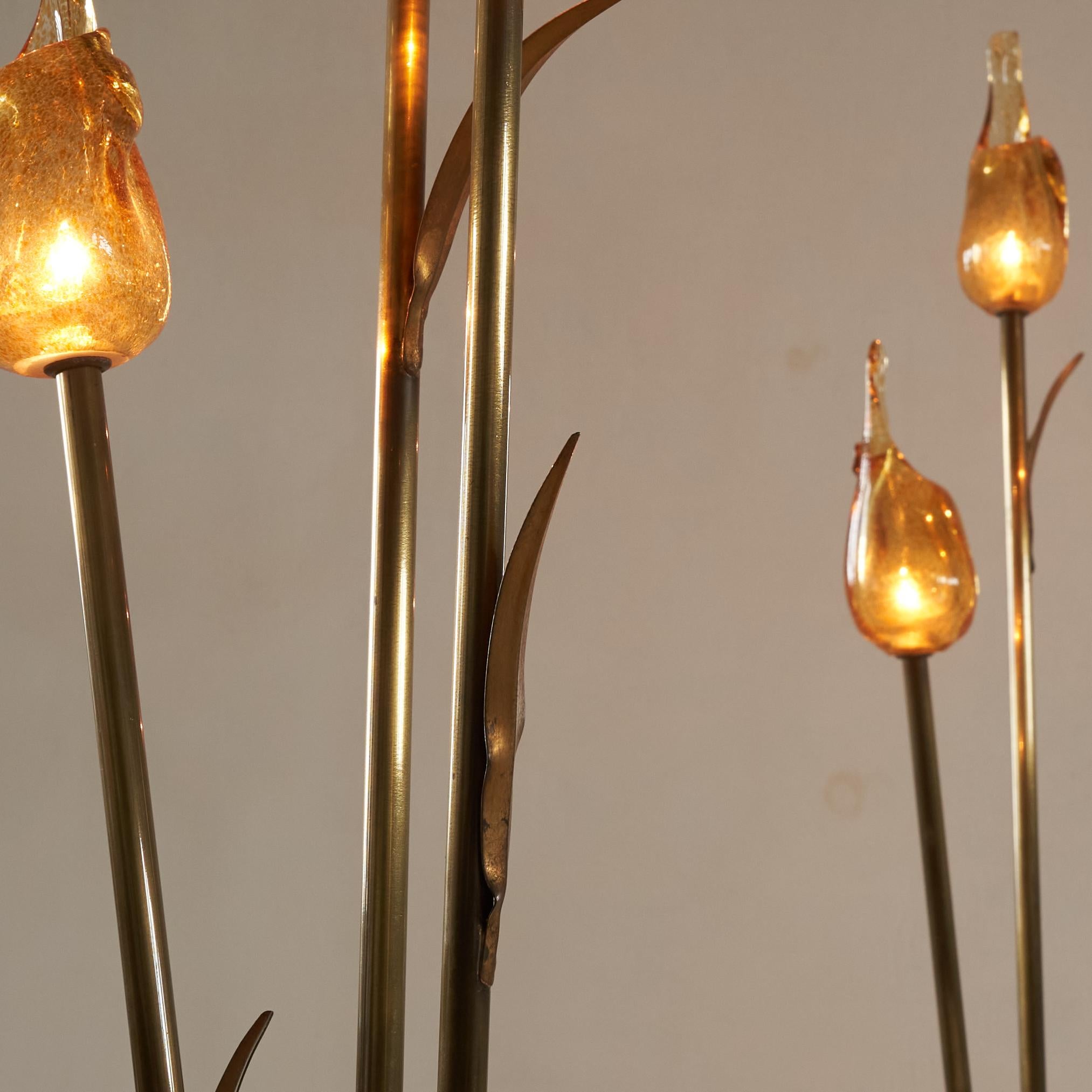 20ième siècle Paire de lampes de bureau fantaisistes à fleurs en verre de Murano et laiton des années 1980 en vente