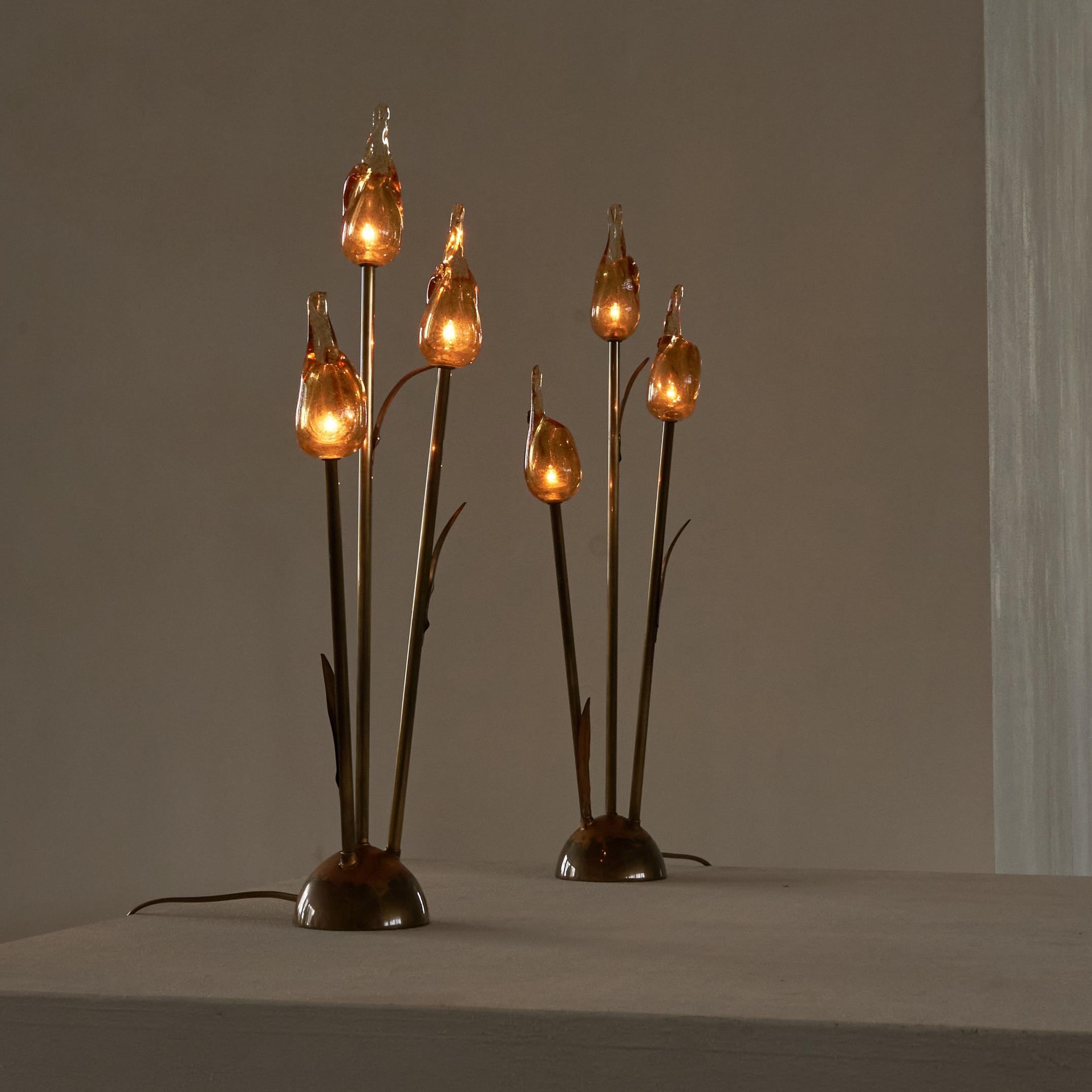 Laiton Paire de lampes de bureau fantaisistes à fleurs en verre de Murano et laiton des années 1980 en vente