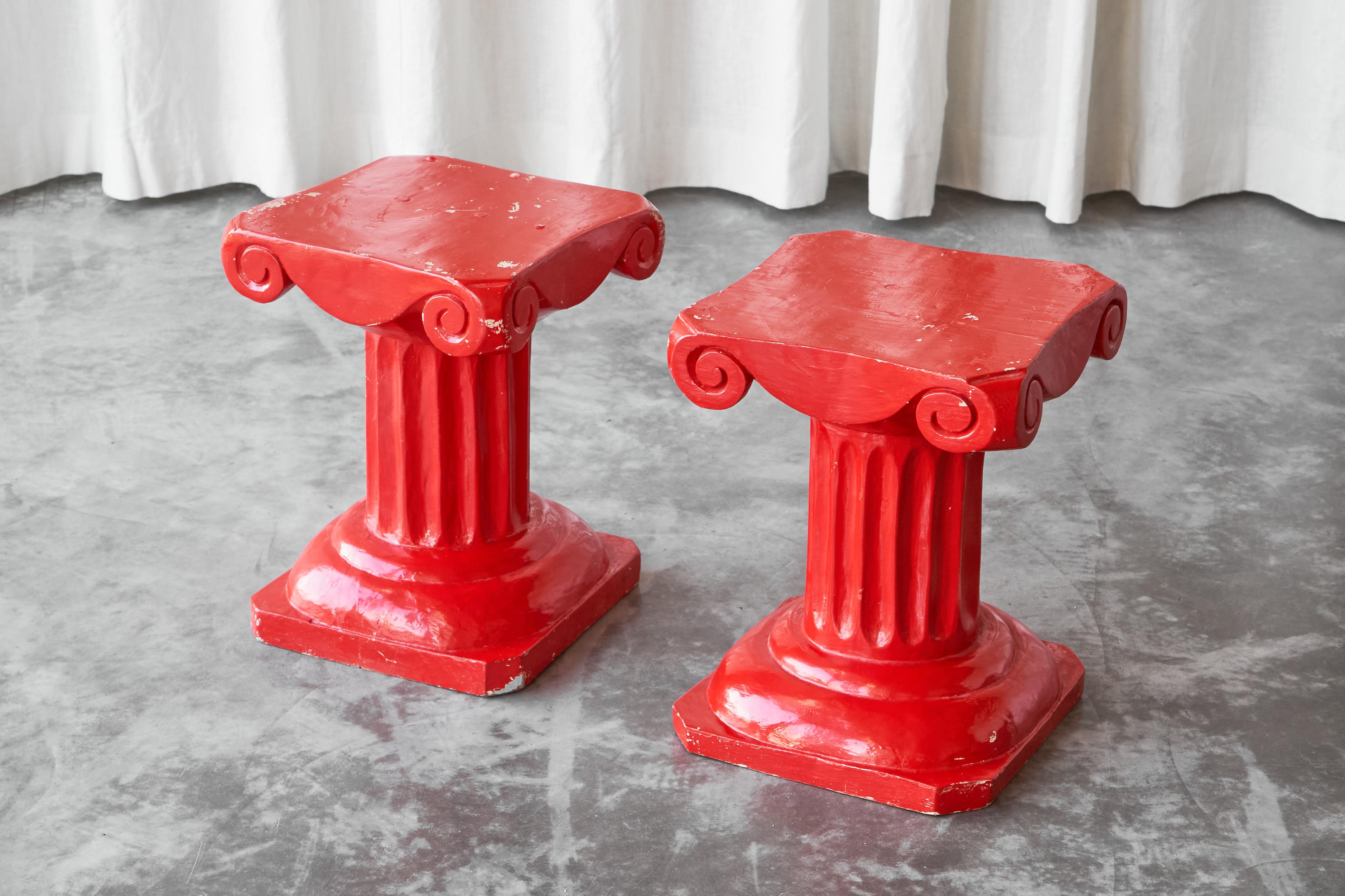 Pair of Whimsical Hand Carved Column Stools or Side Tables in Red Lacquered Wood In Good Condition For Sale In Tilburg, NL