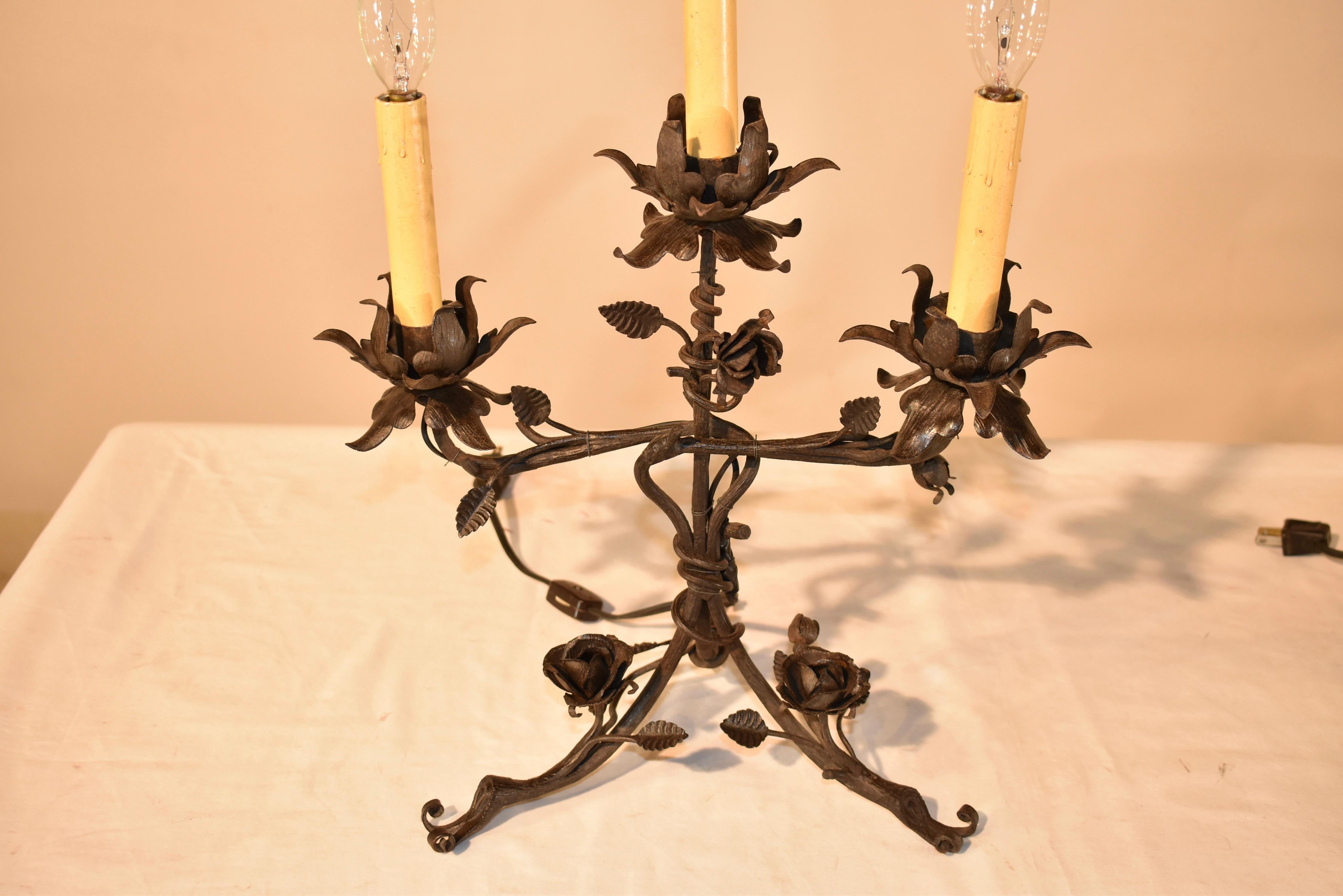 Coppia di candelabri floreali in ferro, CIRCA 1920 In condizioni buone in vendita a High Point, NC