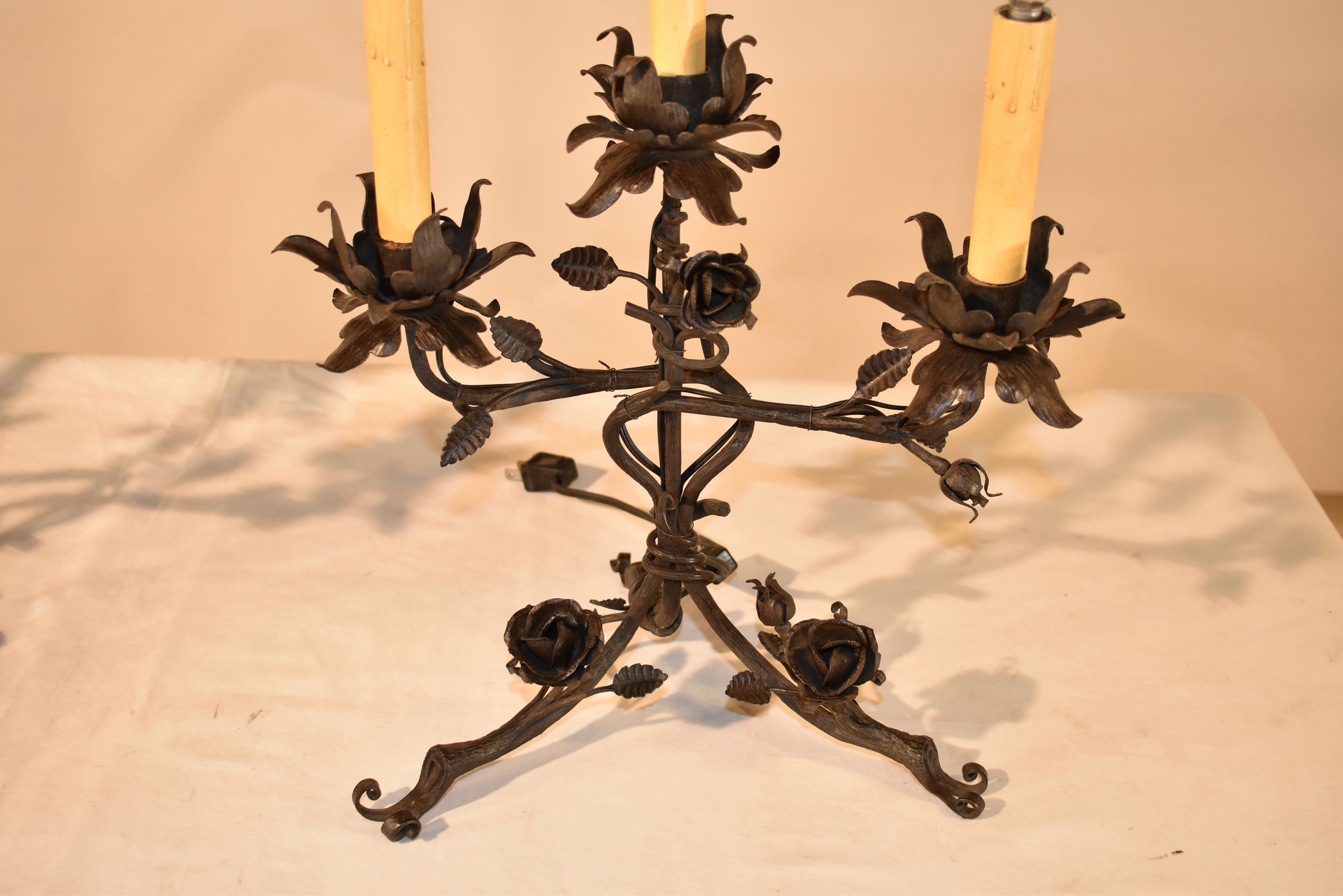 Inizio XX secolo Coppia di candelabri floreali in ferro, CIRCA 1920 in vendita