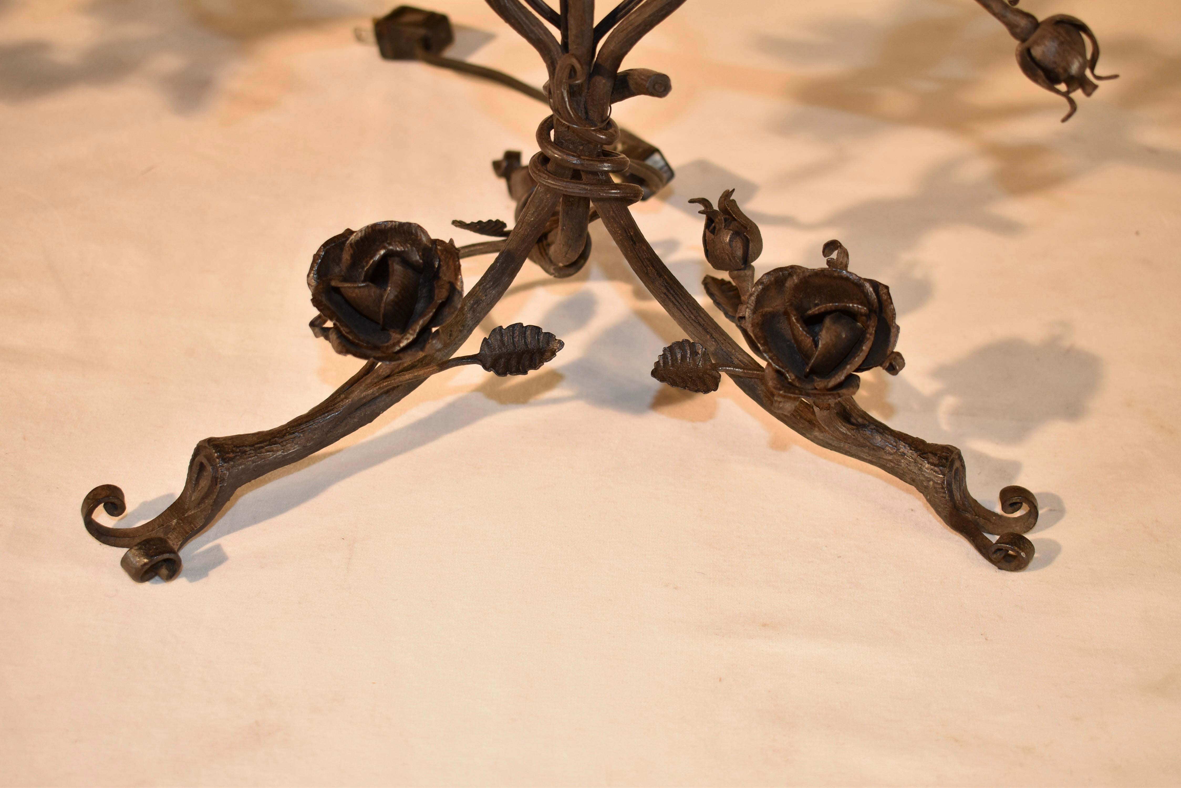 Ferro Coppia di candelabri floreali in ferro, CIRCA 1920 in vendita
