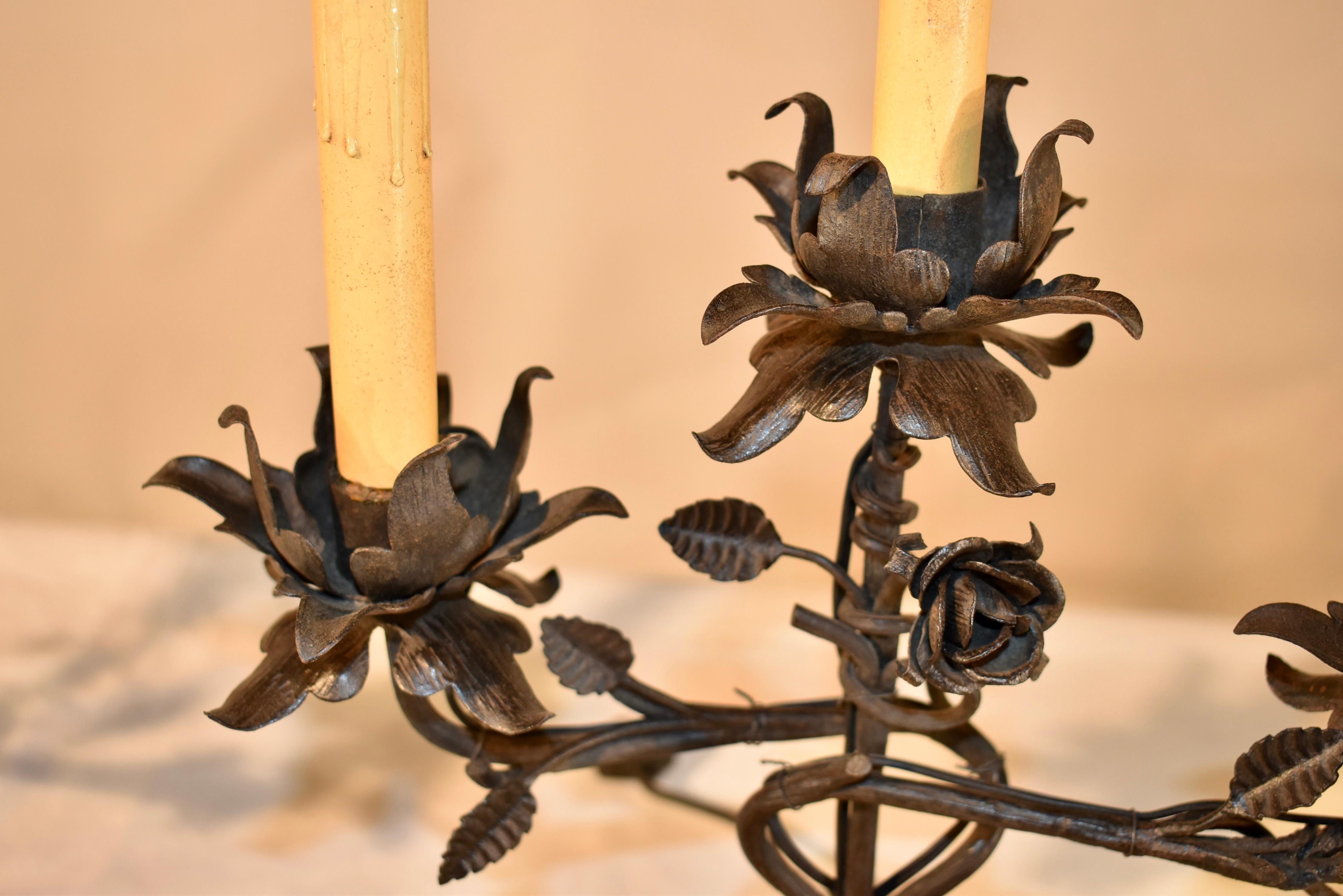 Coppia di candelabri floreali in ferro, CIRCA 1920 in vendita 1