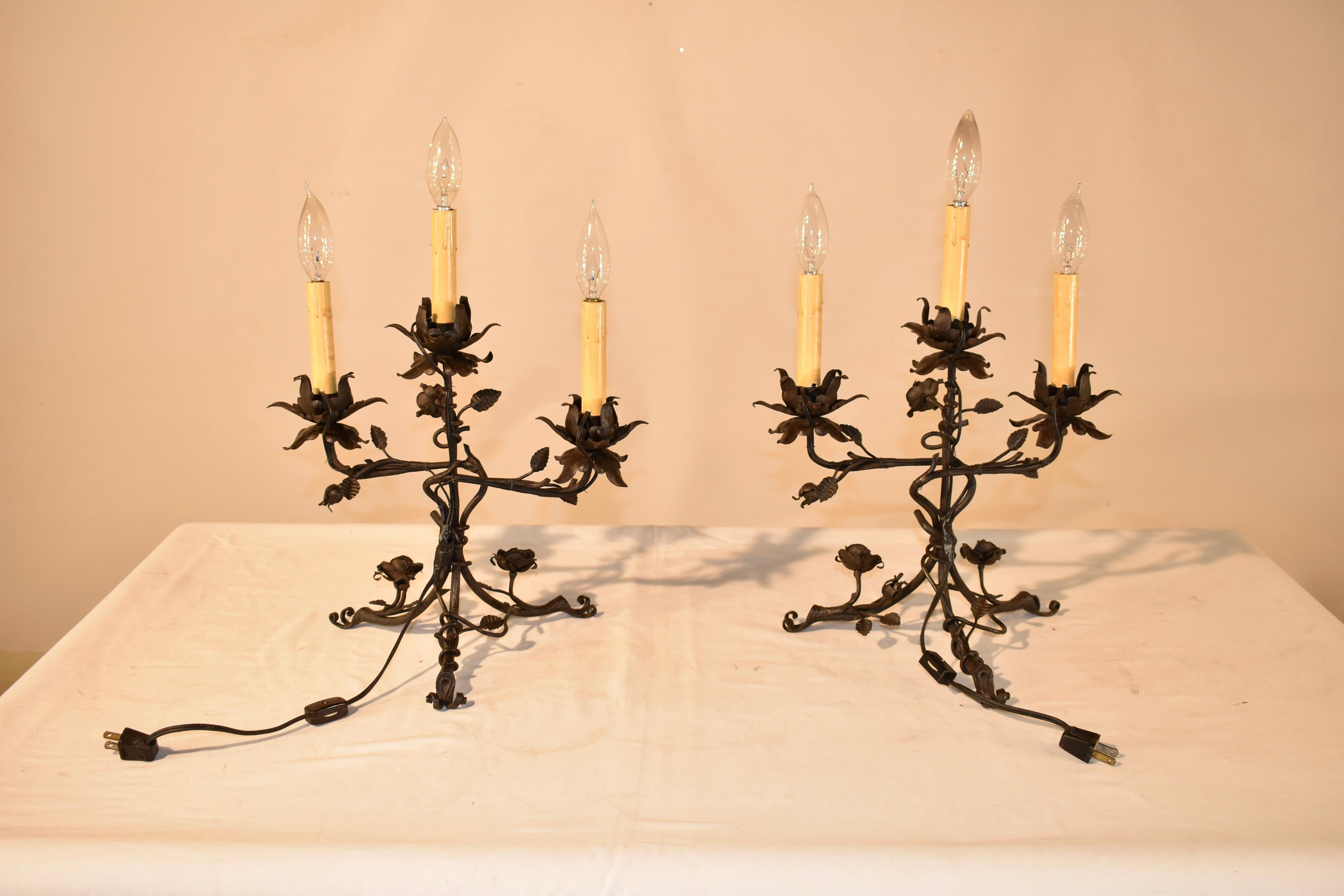 Coppia di candelabri floreali in ferro, CIRCA 1920 in vendita 2