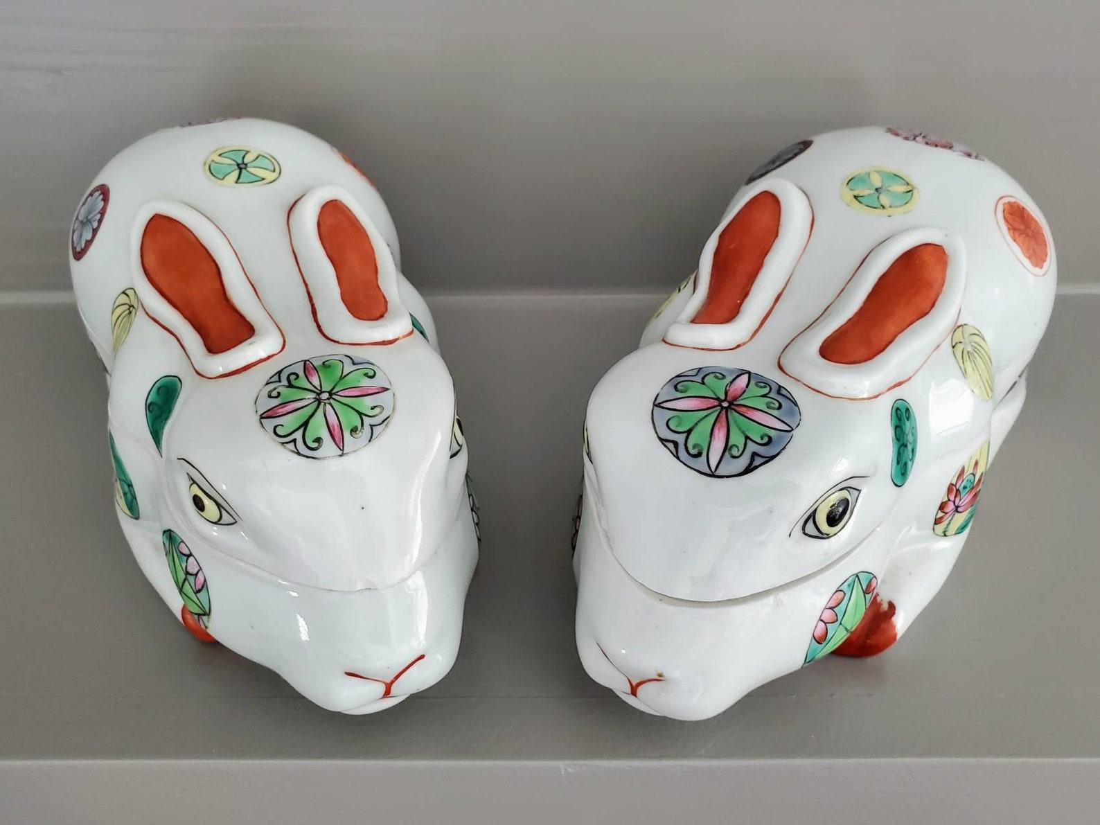 Pair of Whimsical Japanese Porcelain Rabbit Kogo Incense Boxes In Good Condition For Sale In Forney, TX