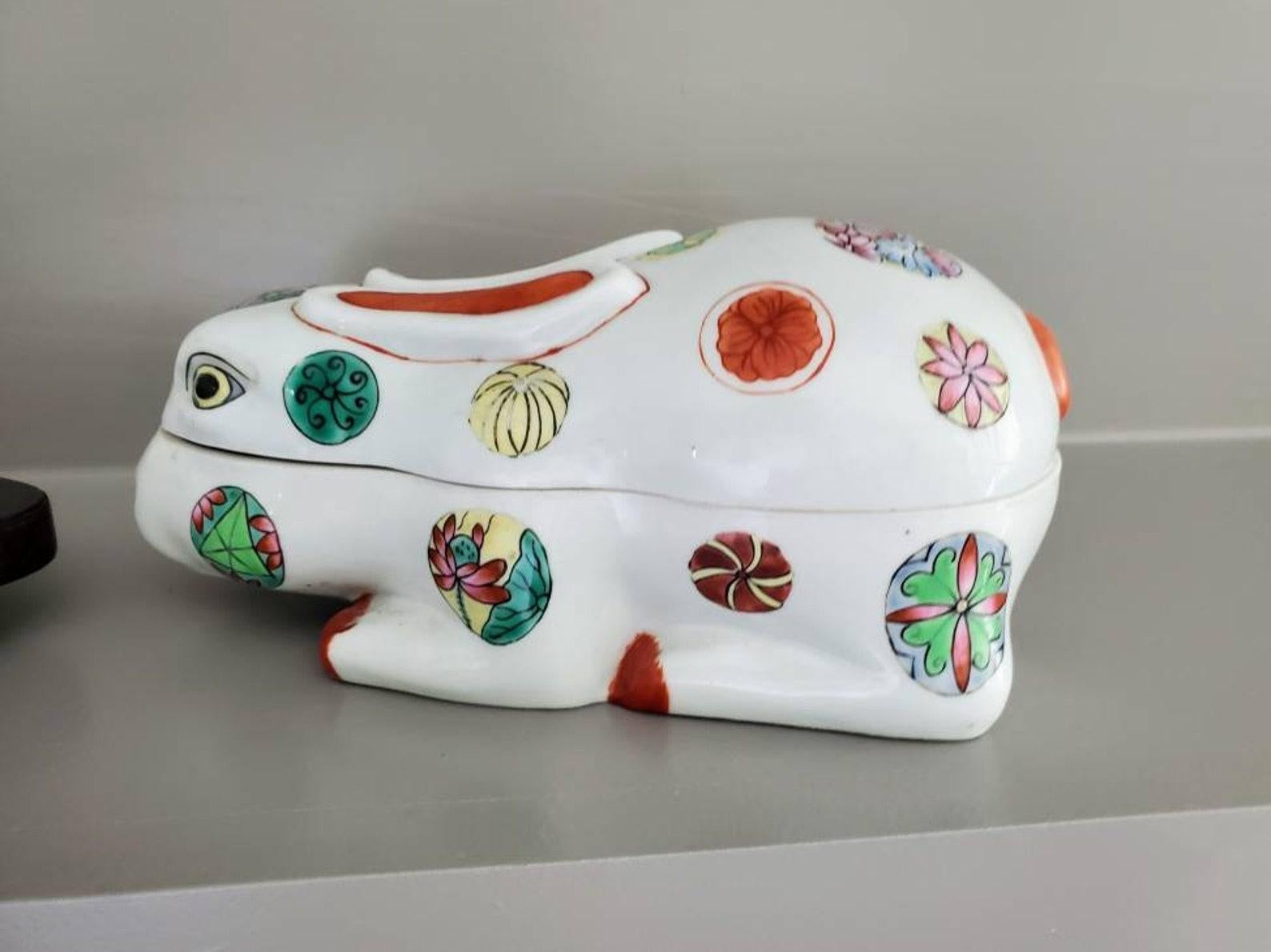 XIXe siècle Paire de boîtes à encens fantaisistes en porcelaine japonaise Kogo en forme de lapin en vente