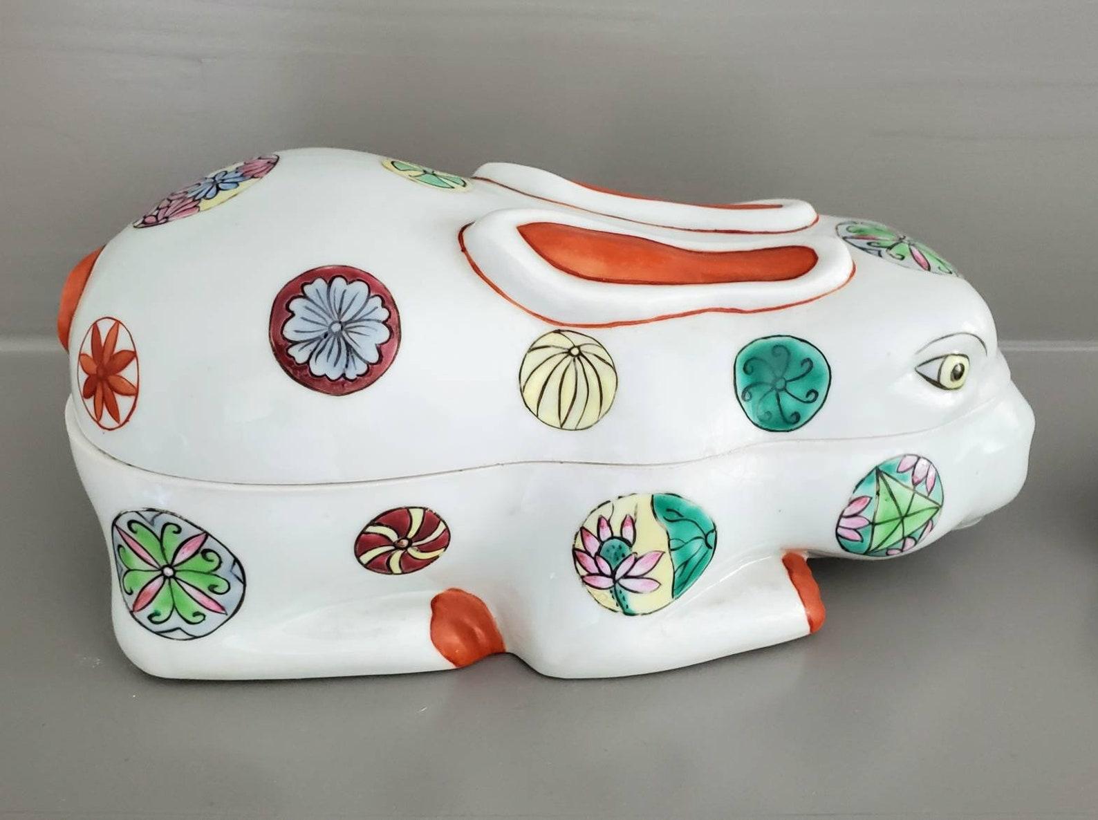 Pair of Whimsical Japanese Porcelain Rabbit Kogo Incense Boxes For Sale 1