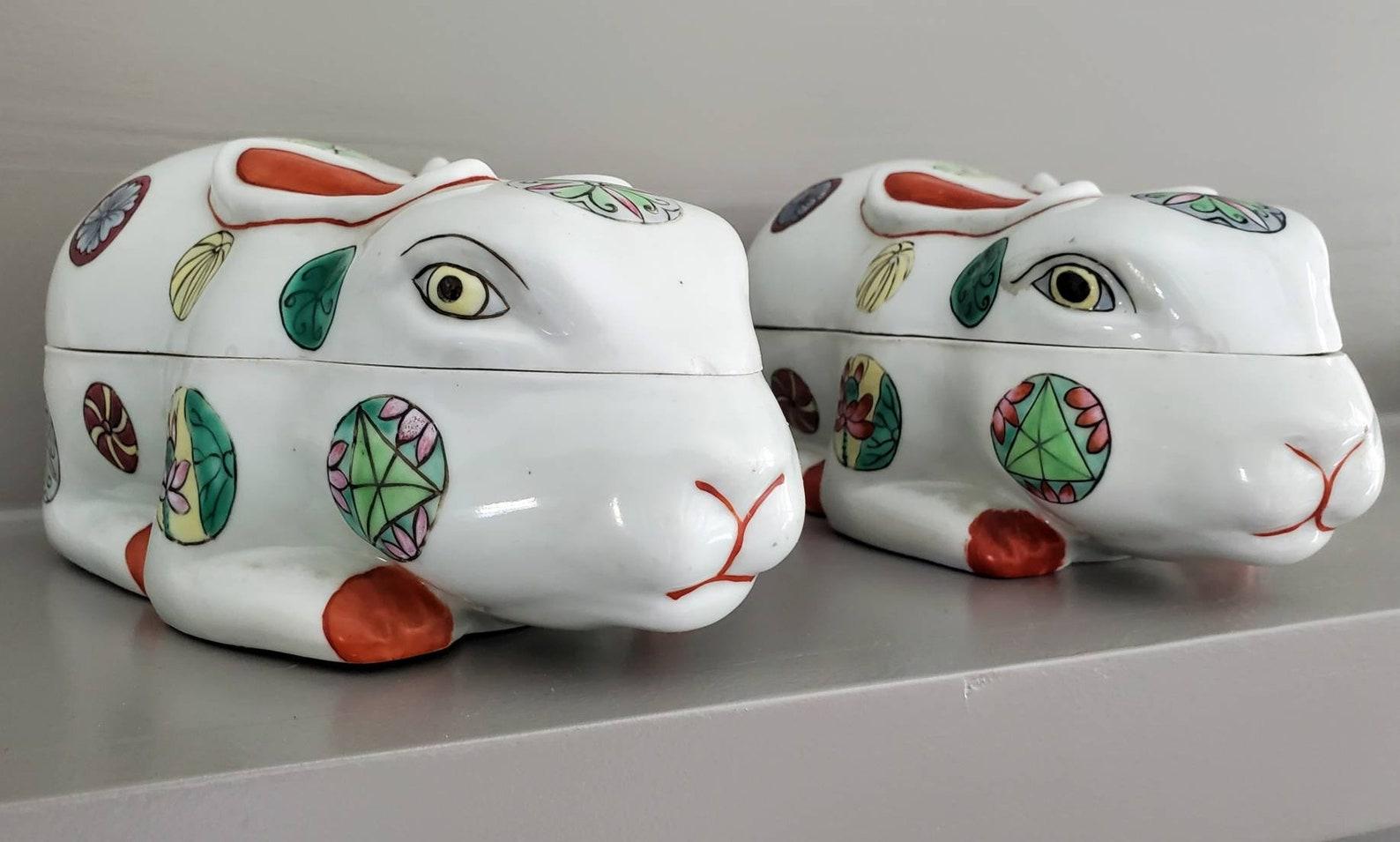 Pair of Whimsical Japanese Porcelain Rabbit Kogo Incense Boxes For Sale 2