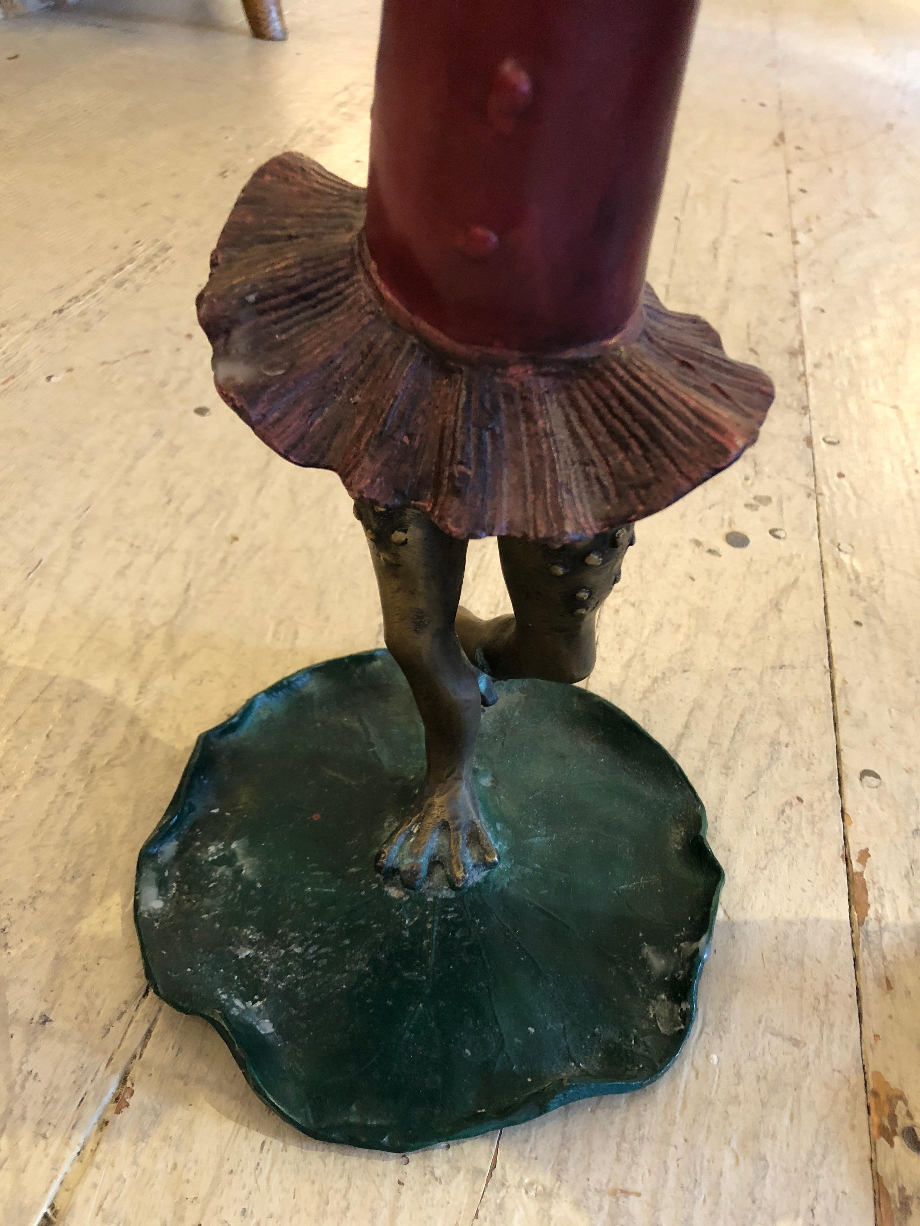 Paar skurrile Kerzenständer aus bemalter Bronze mit tanzendem Frosch im Angebot 1