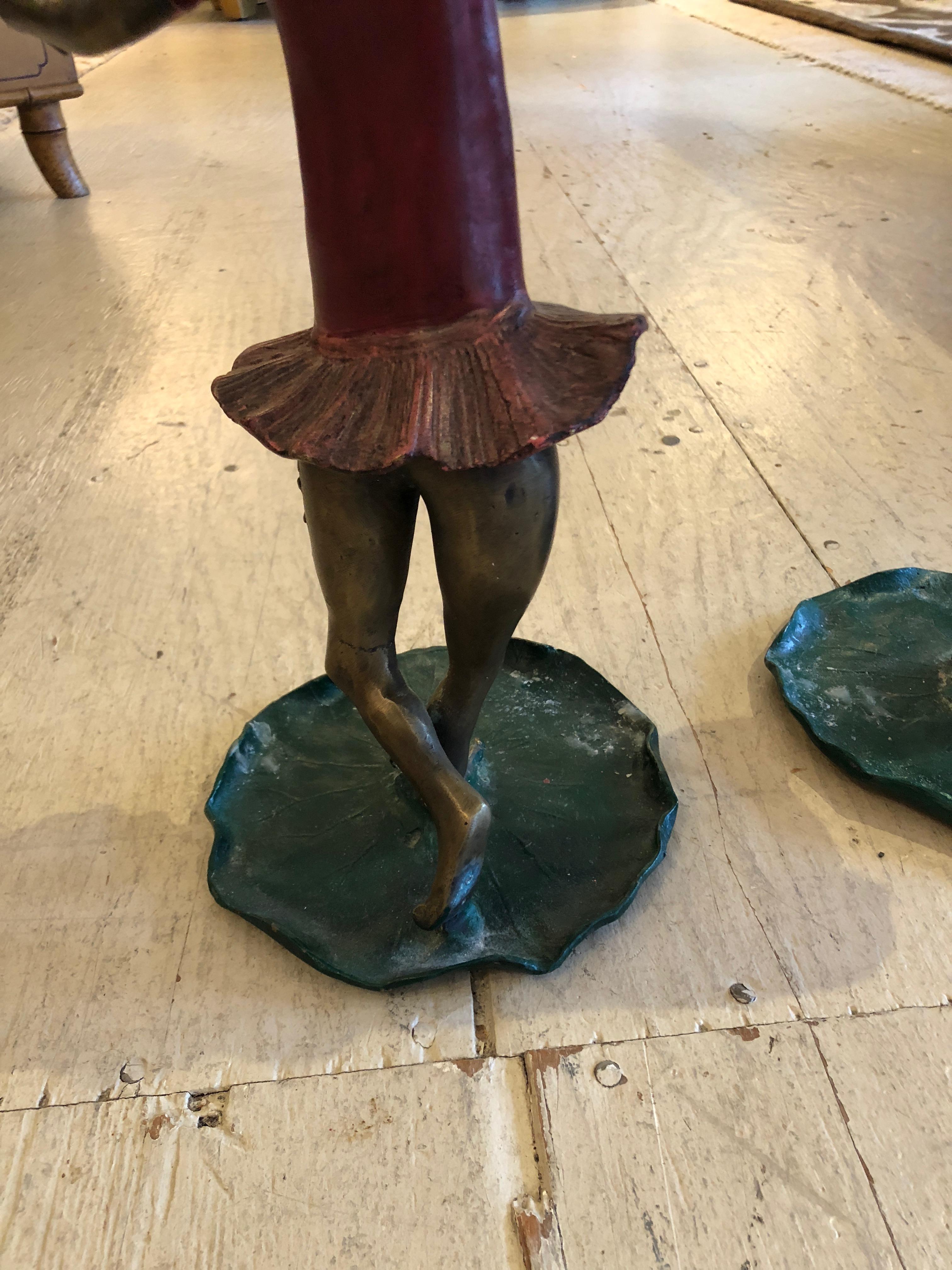 Paar skurrile Kerzenständer aus bemalter Bronze mit tanzendem Frosch im Angebot 2