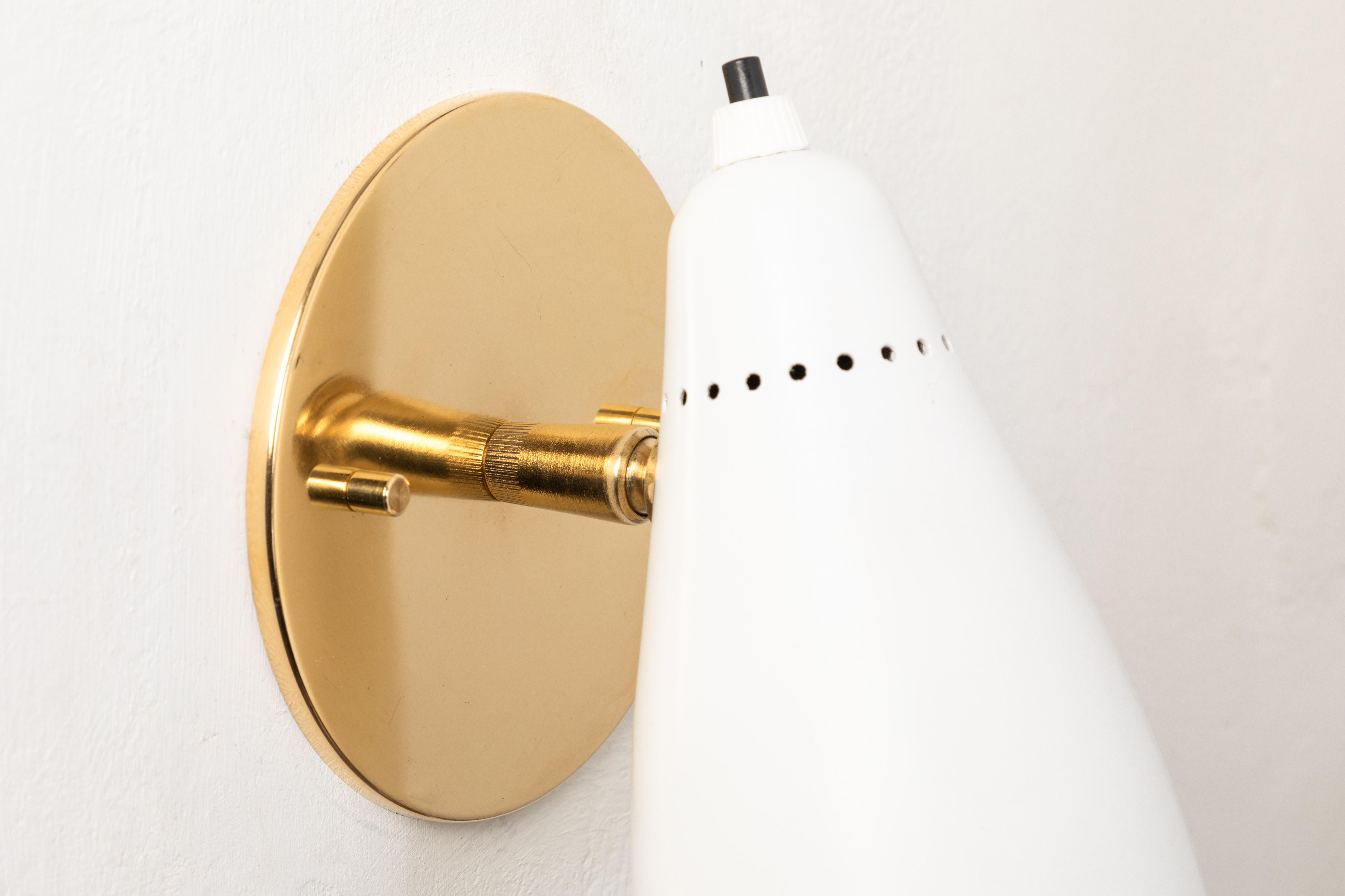 Pair of White 1950s Giuseppe Ostuni Articulating Sconces for O-Luce In Good Condition In Glendale, CA