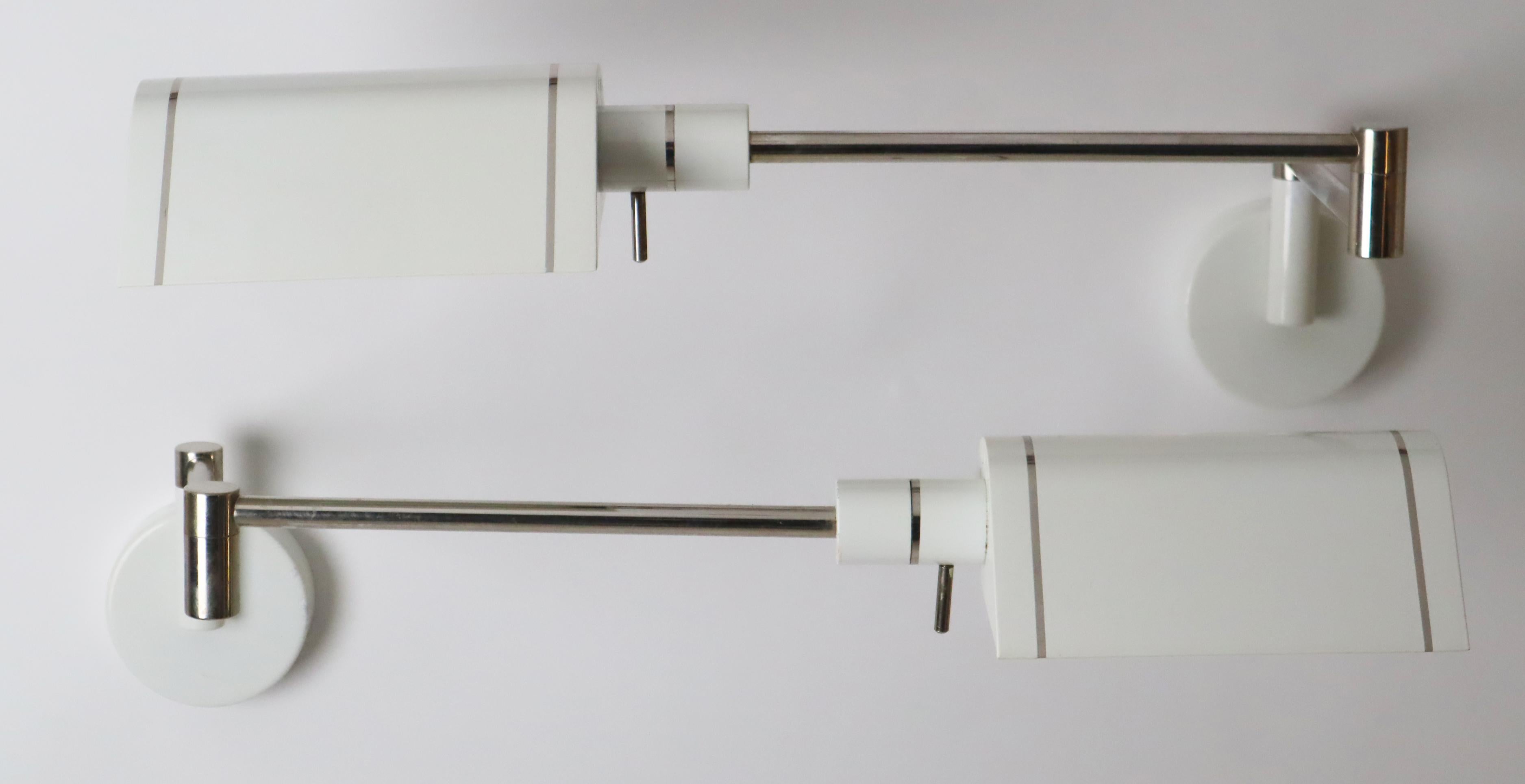 Un par de apliques exclusivos y difíciles de encontrar del fabricante de iluminación italiano Martinelli Luce.
Este par de apliques blancos datan de principios de la década de 1980. Gracias a los bonitos brazos cromados, estos apliques pueden