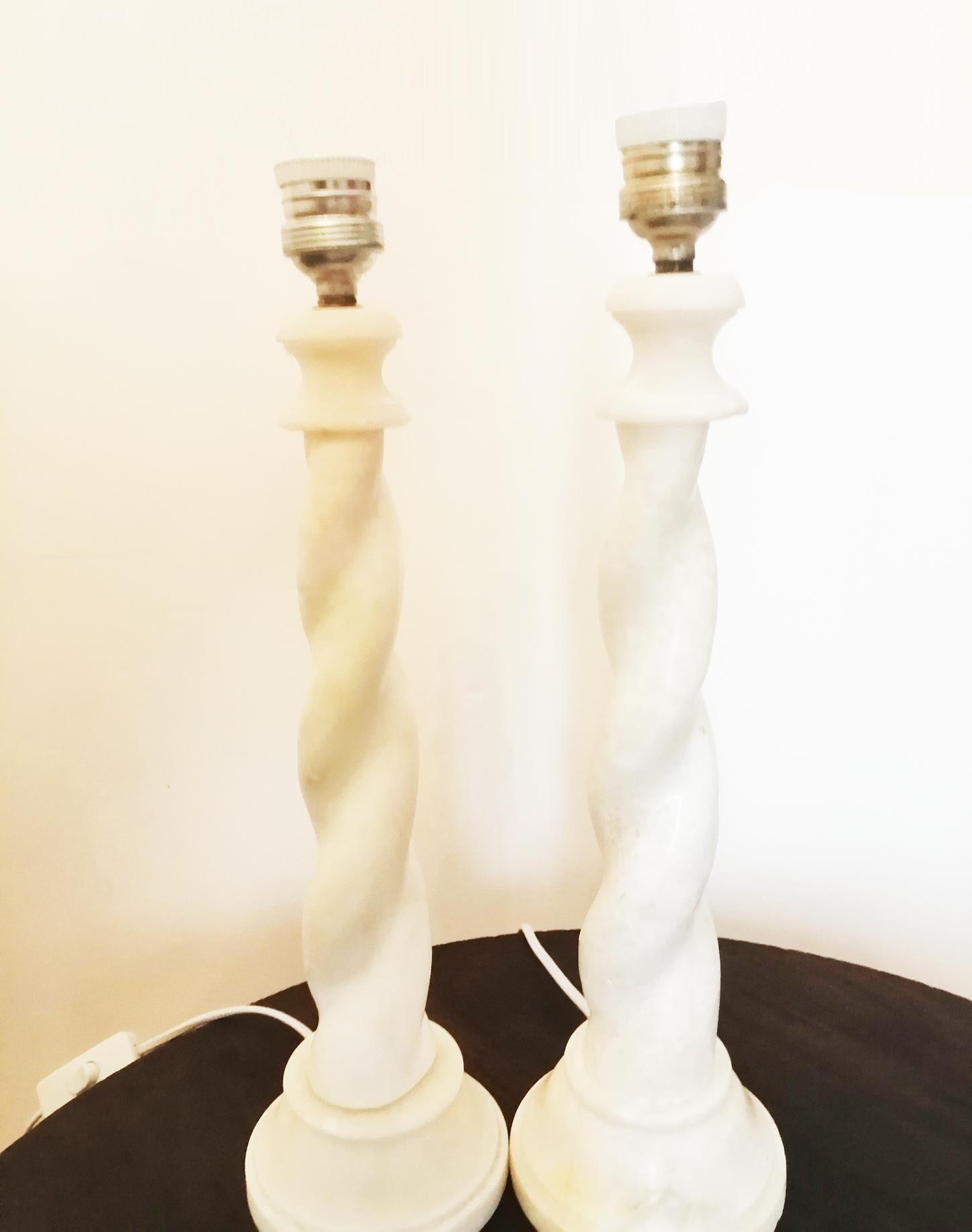 Pair of white alabaster barley twist columns table lamps, Italy,early 20th century

Table lamp or Desk table lamps ,in white alabaster 

It is suitable to put on a side table in the living room or on a bedside table

It is in very good