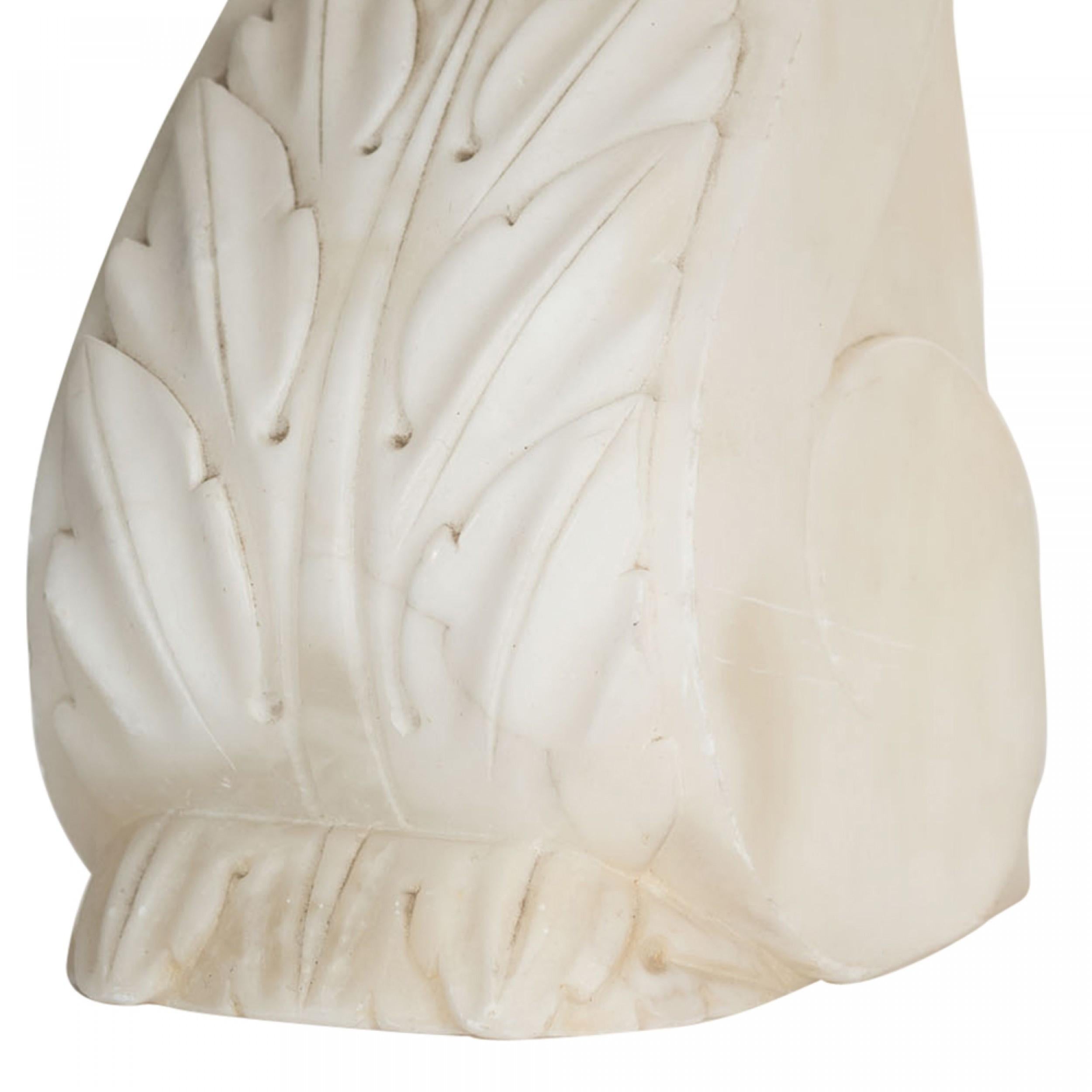COPPIA di reggilibri a mensola in alabastro bianco neoclassico, con motivo a foglie d'acanto intagliate (PREZZO A COPPIA)